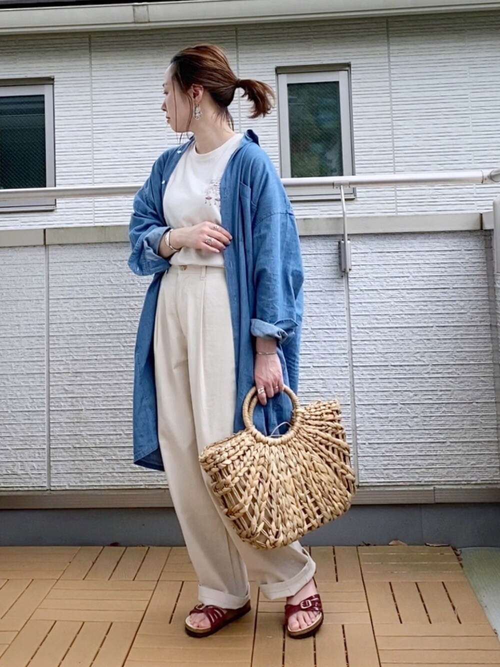 ブルー系のチュニック、ベージュ系のTシャツ/カットソー、ベージュ系のその他パンツを着用したレディースの春コーディネートの1枚目の写真
