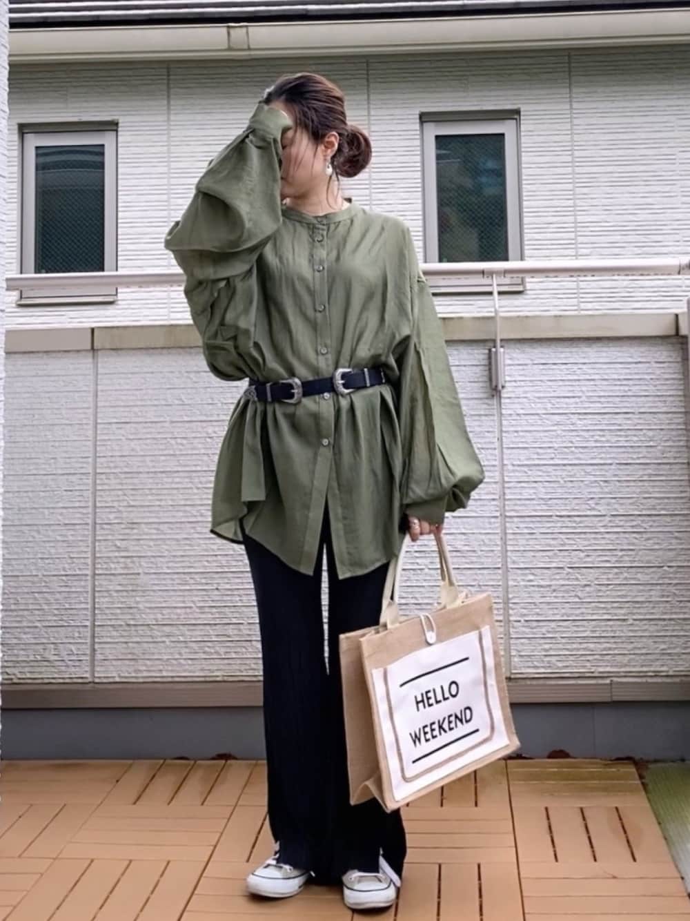 グリーン系のシャツ/ブラウス、ブラック系のその他パンツ、ホワイト系のかごバッグを着用したレディースの春コーディネートの1枚目の写真