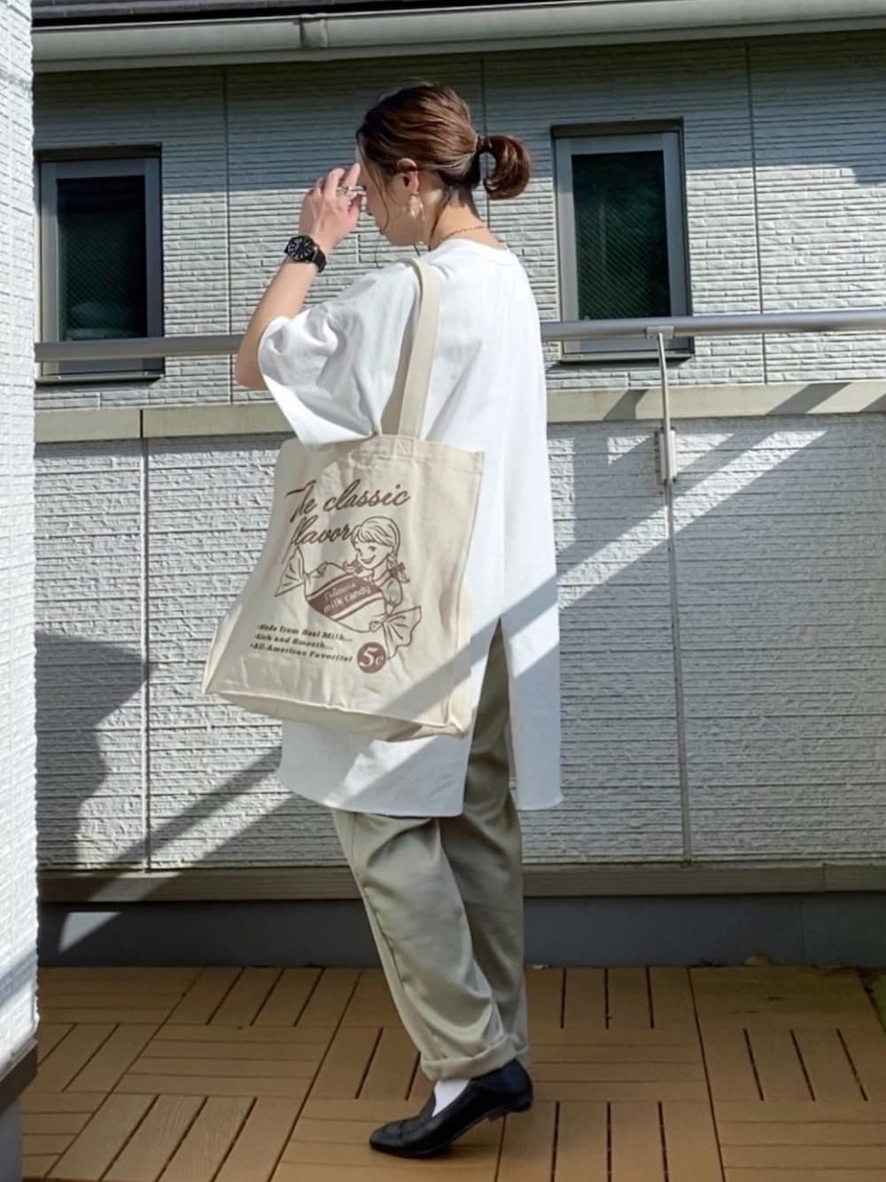 ホワイト系のチュニック、ベージュ系のその他パンツ、その他のトートバッグを着用したレディースの春コーディネートの1枚目の写真