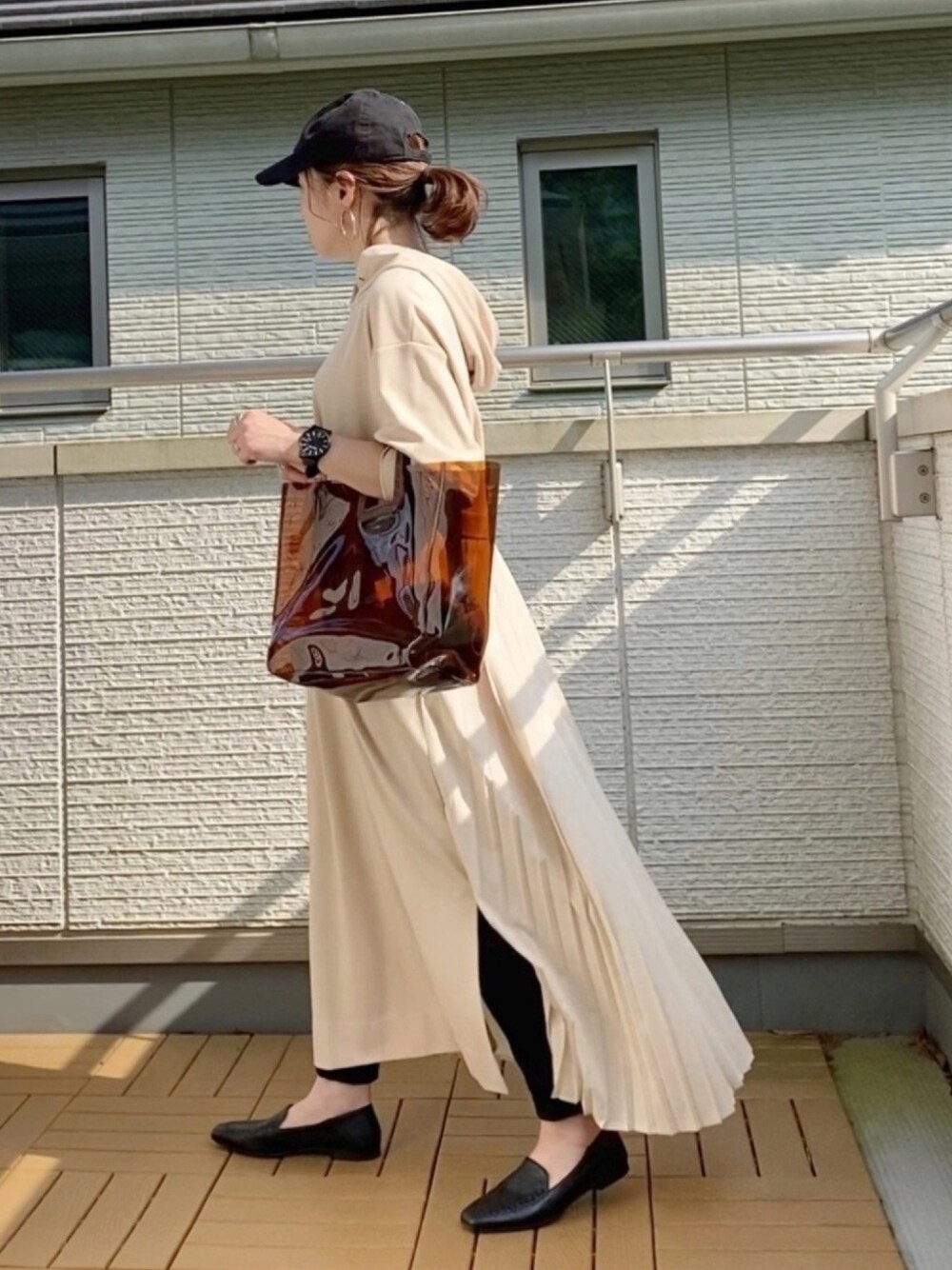 「MAYSON GREY、socolla、レイヤードスタイル、パーカーワンピース、キャップ、ローファー、クリアバッグ、大人カジュアル、低身長、春夏コーデ」｜「MAYSON GREYの【socolla】バックプリーツワンピース（ワンピース、ベージュ系）」を使った、Kay-teeeさん（レディース・150cm）の夏コーディネートの1枚目の写真