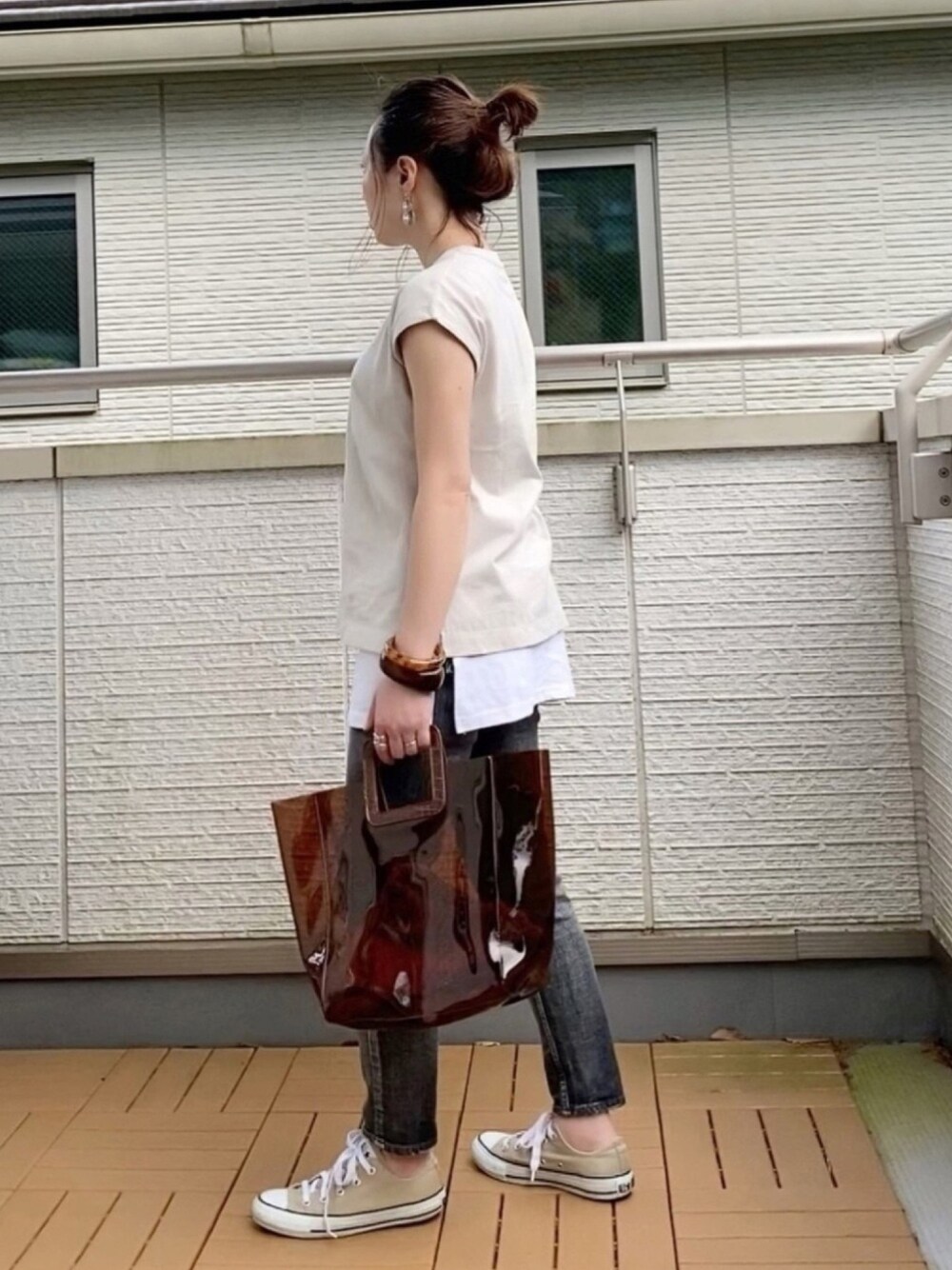 ベージュ系のTシャツ/カットソー、ホワイト系のTシャツ/カットソー、ブラック系のデニムパンツを着用したレディースの夏コーディネートの1枚目の写真