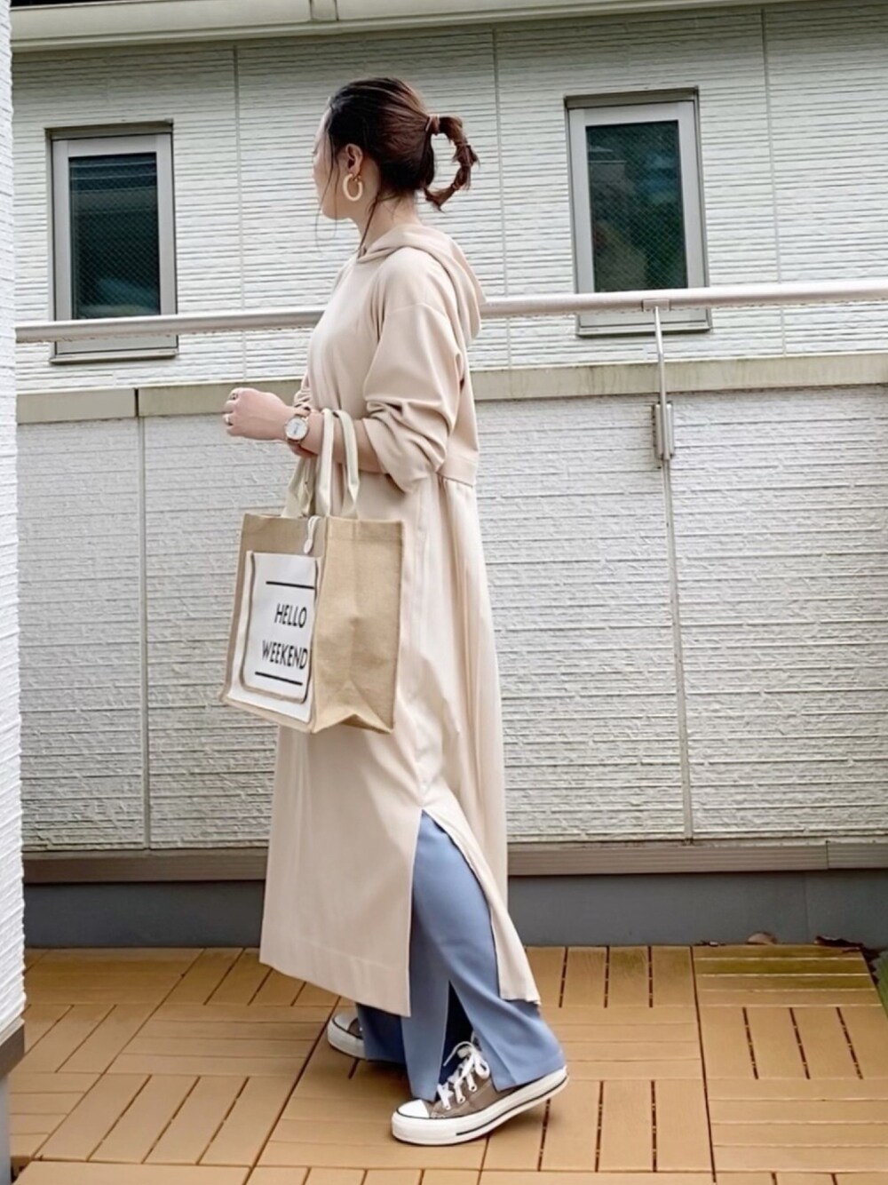 ベージュ系のワンピース、ブルー系のその他パンツ、ホワイト系のかごバッグを着用したレディースの夏コーディネートの1枚目の写真