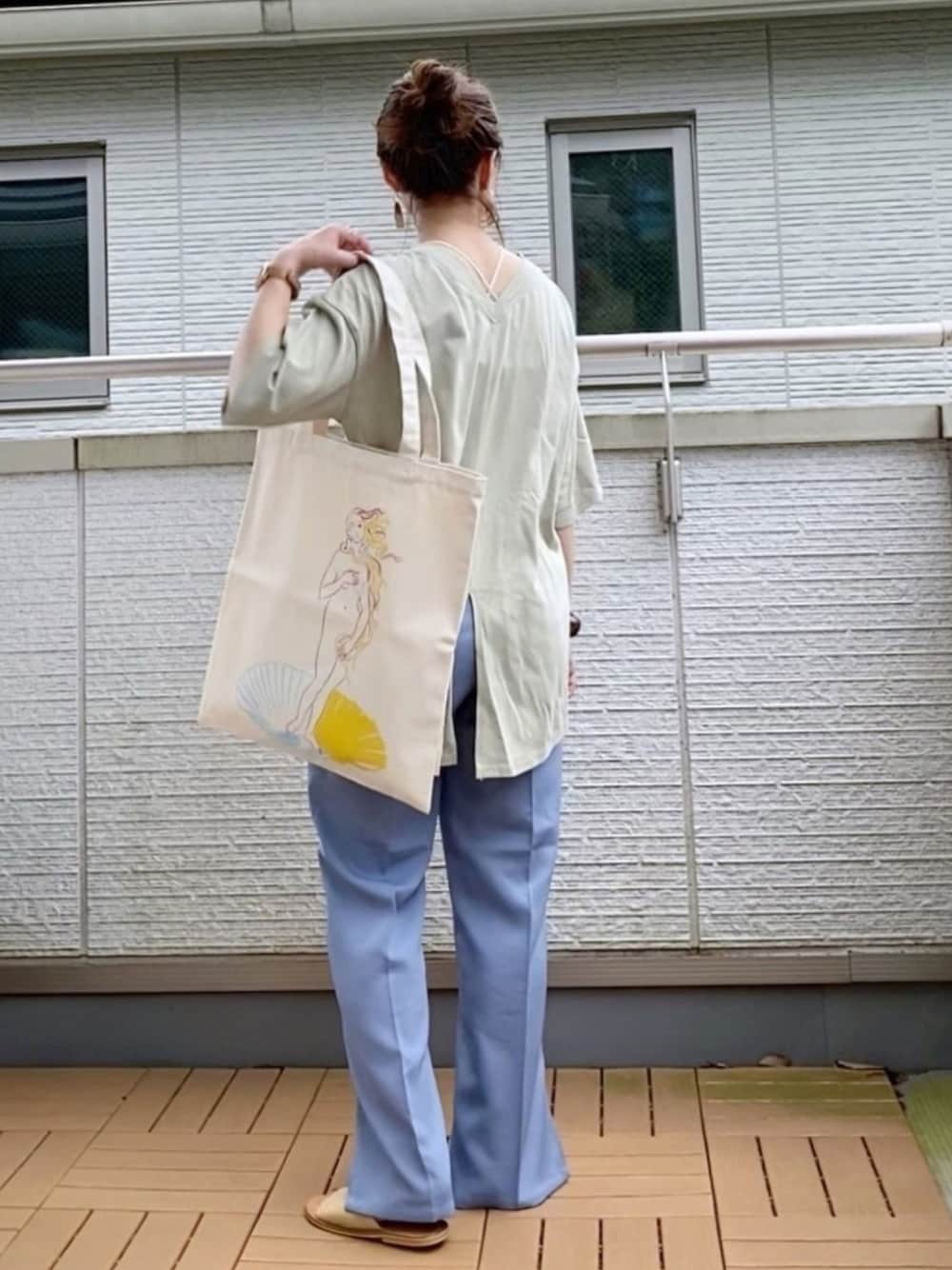 グリーン系のTシャツ/カットソー、ブルー系のその他パンツ、ベージュ系のトートバッグを着用したレディースの夏コーディネートの1枚目の写真