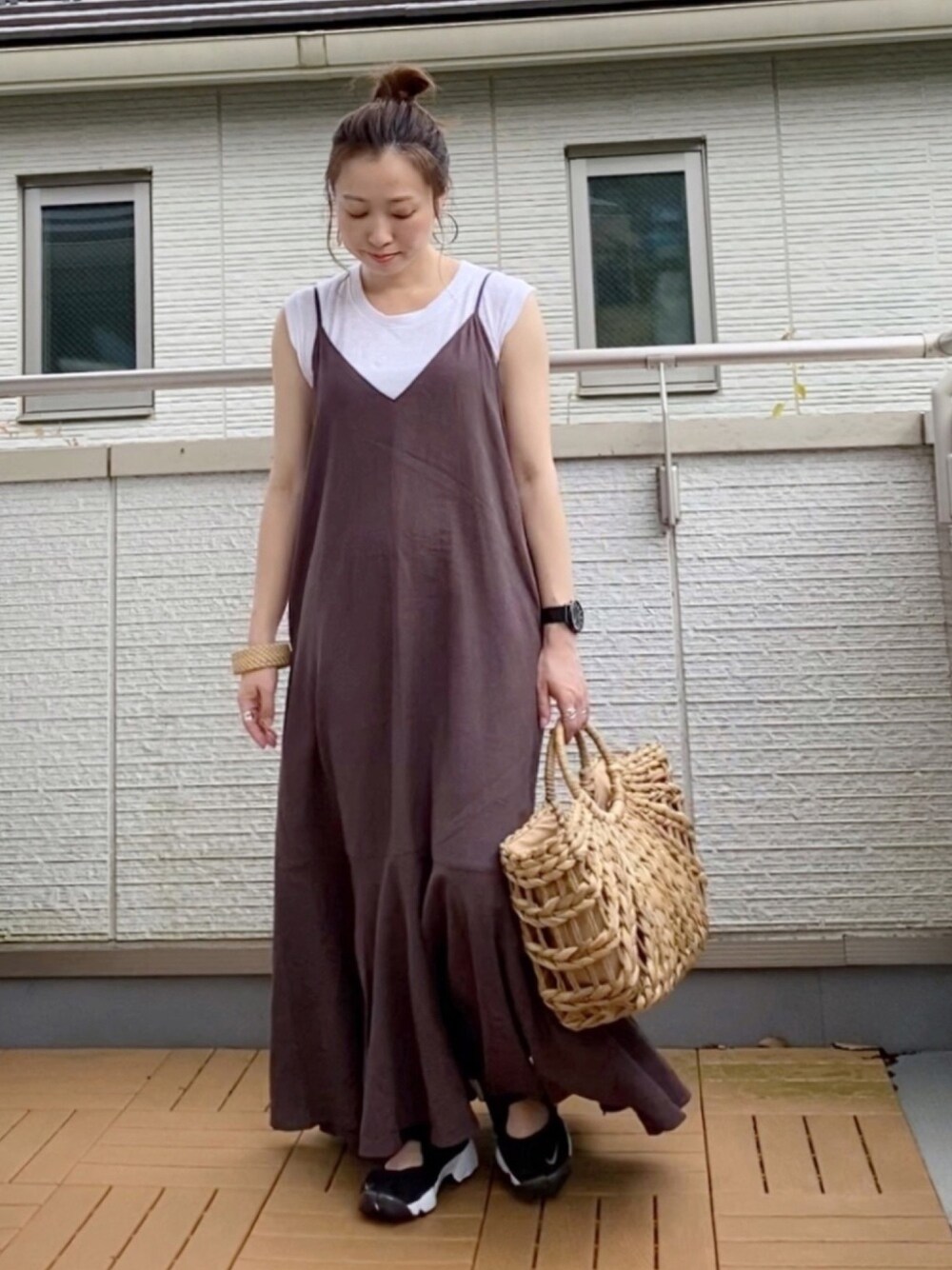 ホワイト系のタンクトップ、ブラウン系のワンピース、ベージュ系のかごバッグを着用したレディースの夏コーディネートの1枚目の写真