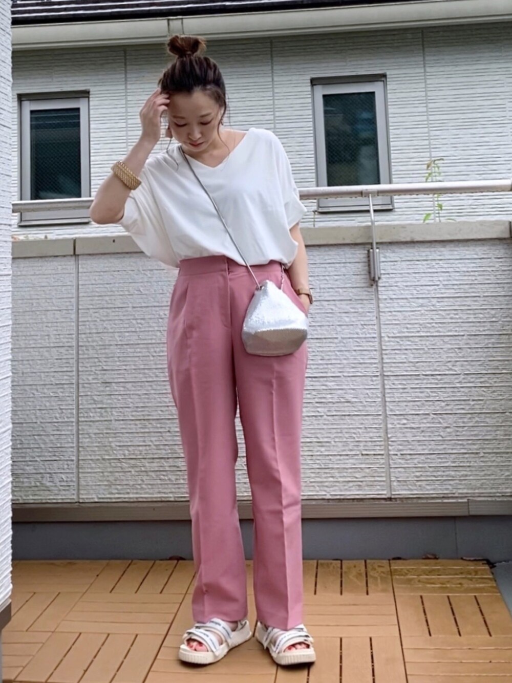 ホワイト系のTシャツ/カットソー、ピンク系のその他パンツ、シルバー系のショルダーバッグを着用したレディースの夏コーディネートの1枚目の写真