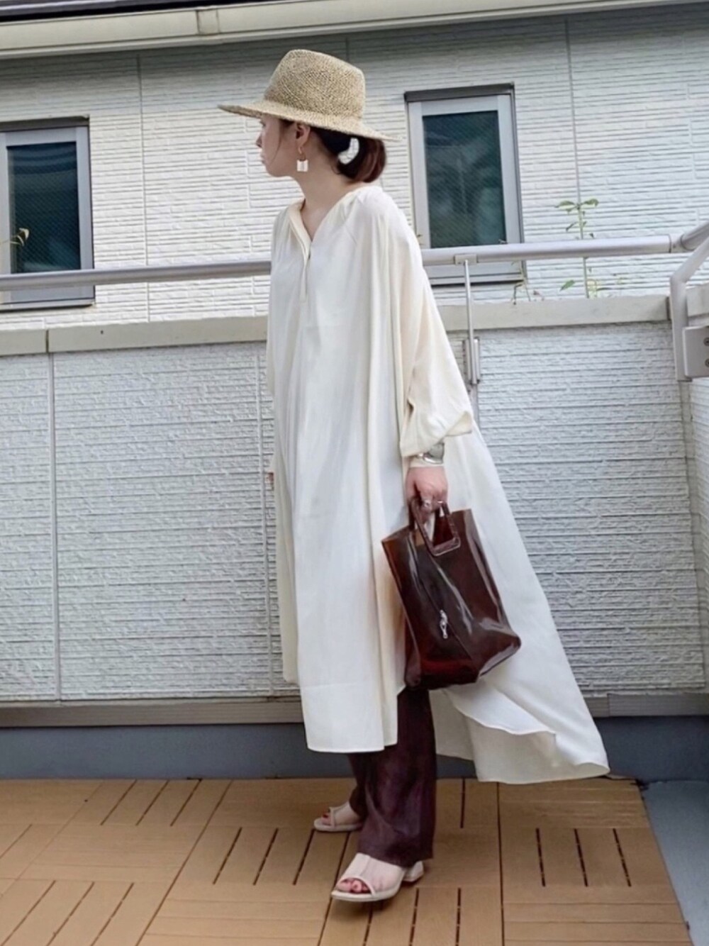 ブラウン系のその他パンツ、ベージュ系のワンピース/ドレス、ブラウン系のトートバッグを着用したレディースの夏コーディネートの1枚目の写真