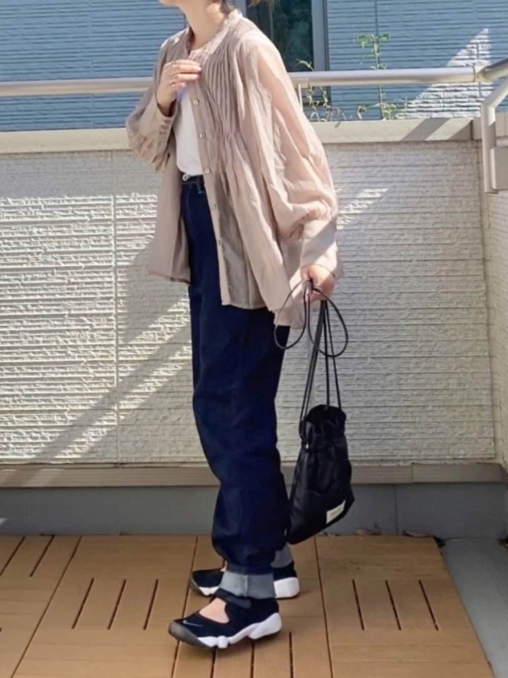 「Chillfar、Libra、ピンタック、シアーシャツ、デニムパンツ、ロールアップ、ハイウエスト、エアリフト、大人カジュアル、低身長」｜「Libra CueのLibra ピンタックシアーブラウス（シャツ/ブラウス、グレー系）」を使った、Kay-teeeさん（レディース・150cm）の夏コーディネートの1枚目の写真