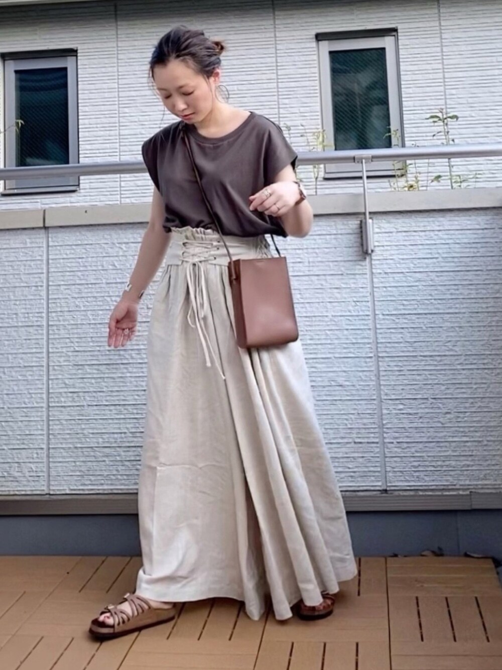 ホワイト系のその他パンツ、ブラウン系のTシャツ/カットソー、イエロー系のハンドバッグを着用したレディースの夏コーディネートの1枚目の写真