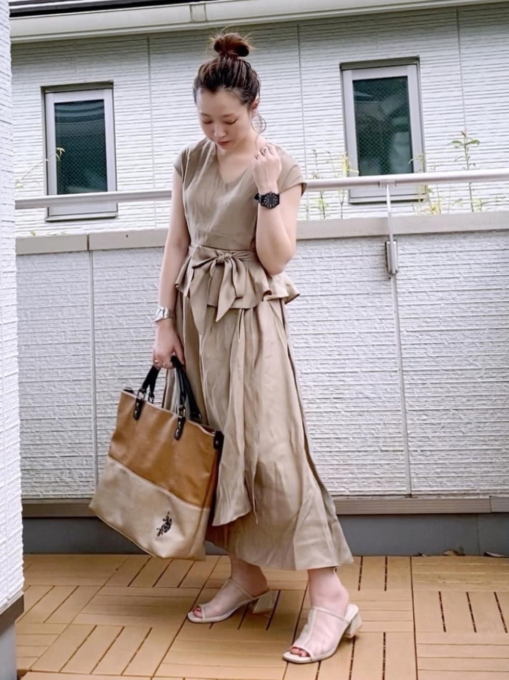 ベージュ系のワンピース、ベージュ系のトートバッグ、ベージュ系のサンダルを着用したレディースの夏コーディネートの1枚目の写真