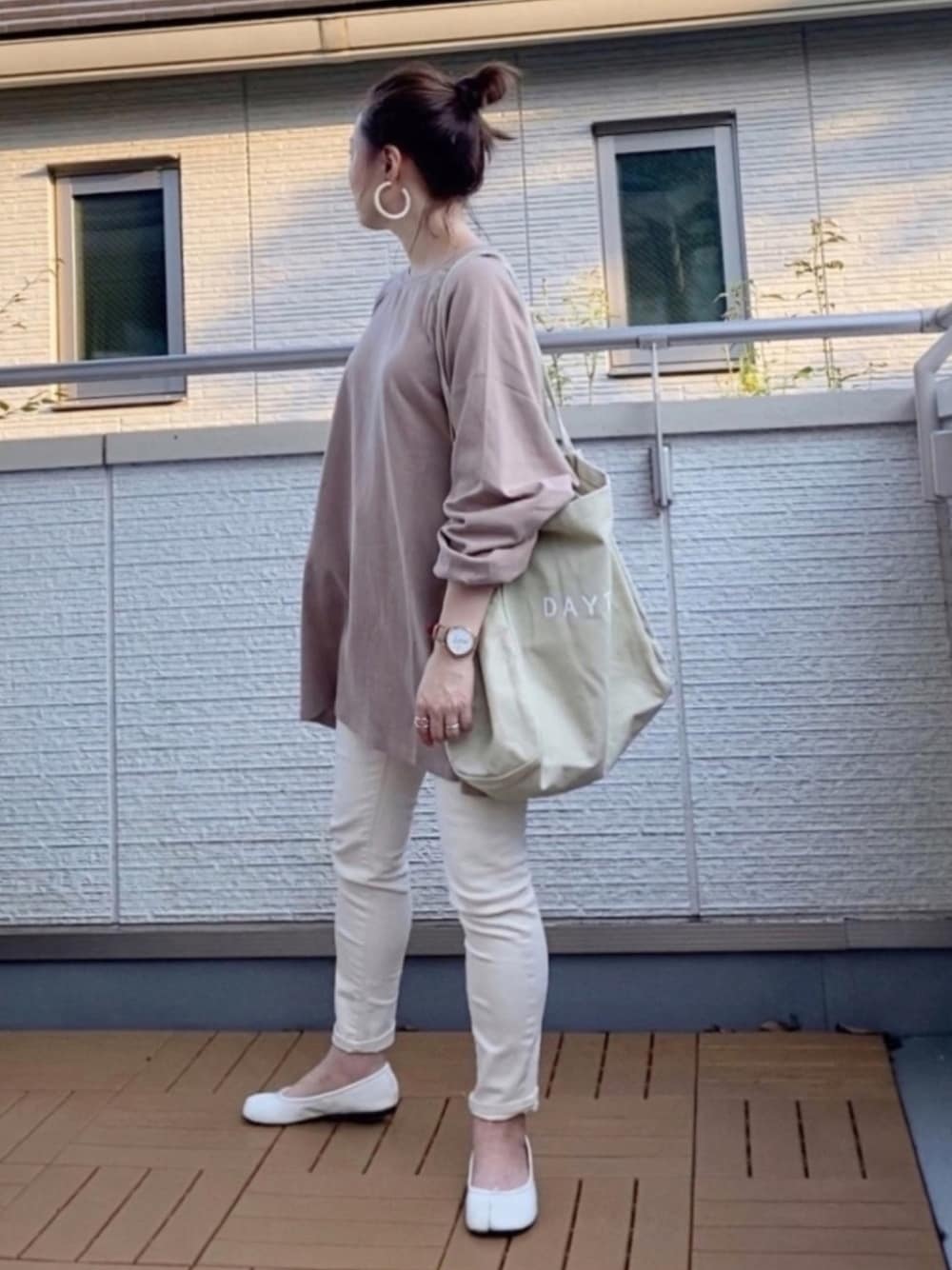 ブラウン系のTシャツ/カットソー、ベージュ系のその他パンツ、ベージュ系のトートバッグを着用したレディースの夏コーディネートの1枚目の写真