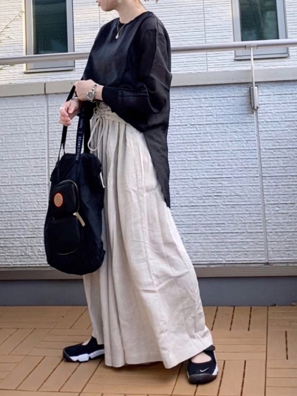 ブラック系のシャツ/ブラウス、ホワイト系のその他パンツ、ブラック系のトートバッグを着用したレディースの夏コーディネートの1枚目の写真