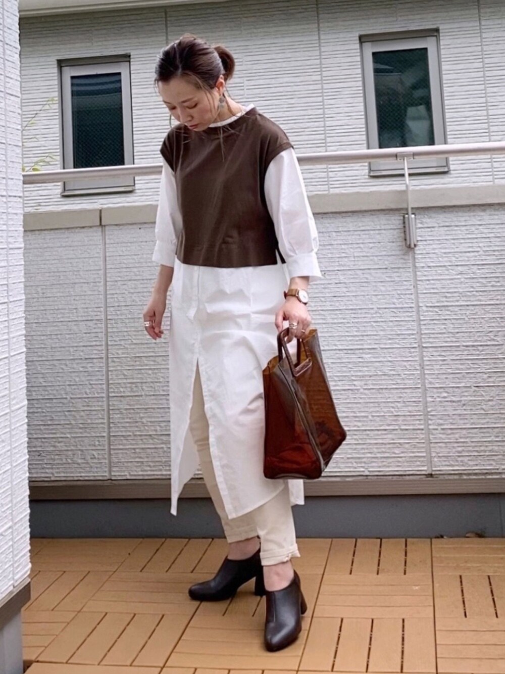 ホワイト系のシャツワンピース、ベージュ系のその他パンツ、ブラウン系のトートバッグを着用したレディースの秋コーディネートの1枚目の写真