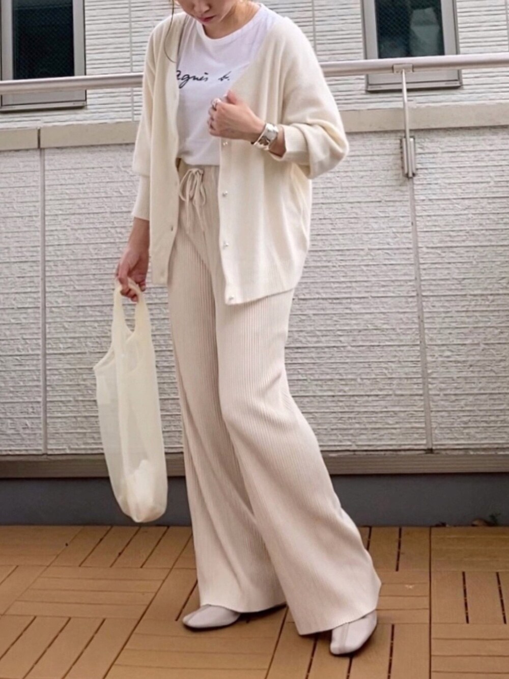 「RETRO GIRL、flower、プリーツパンツ、neuna、カーディガン、オールホワイト、ワントーンコーデ、大人カジュアル、低身長、秋服準備はじめました」｜「flowerのフラッフニットカーディガン 2（カーディガン/ボレロ、ホワイト系）」を使った、Kay-teeeさん（レディース・150cm）の秋コーディネートの1枚目の写真
