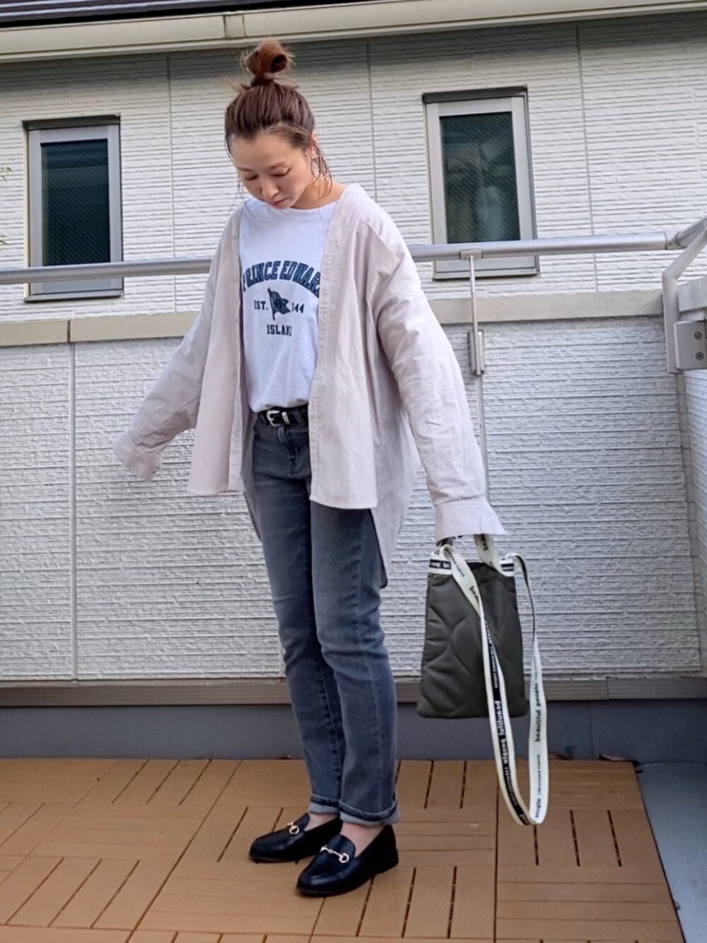 グレー系のTシャツ/カットソー、ベージュ系のTシャツ/カットソー、グレー系のデニムパンツを着用したレディースの秋コーディネートの1枚目の写真