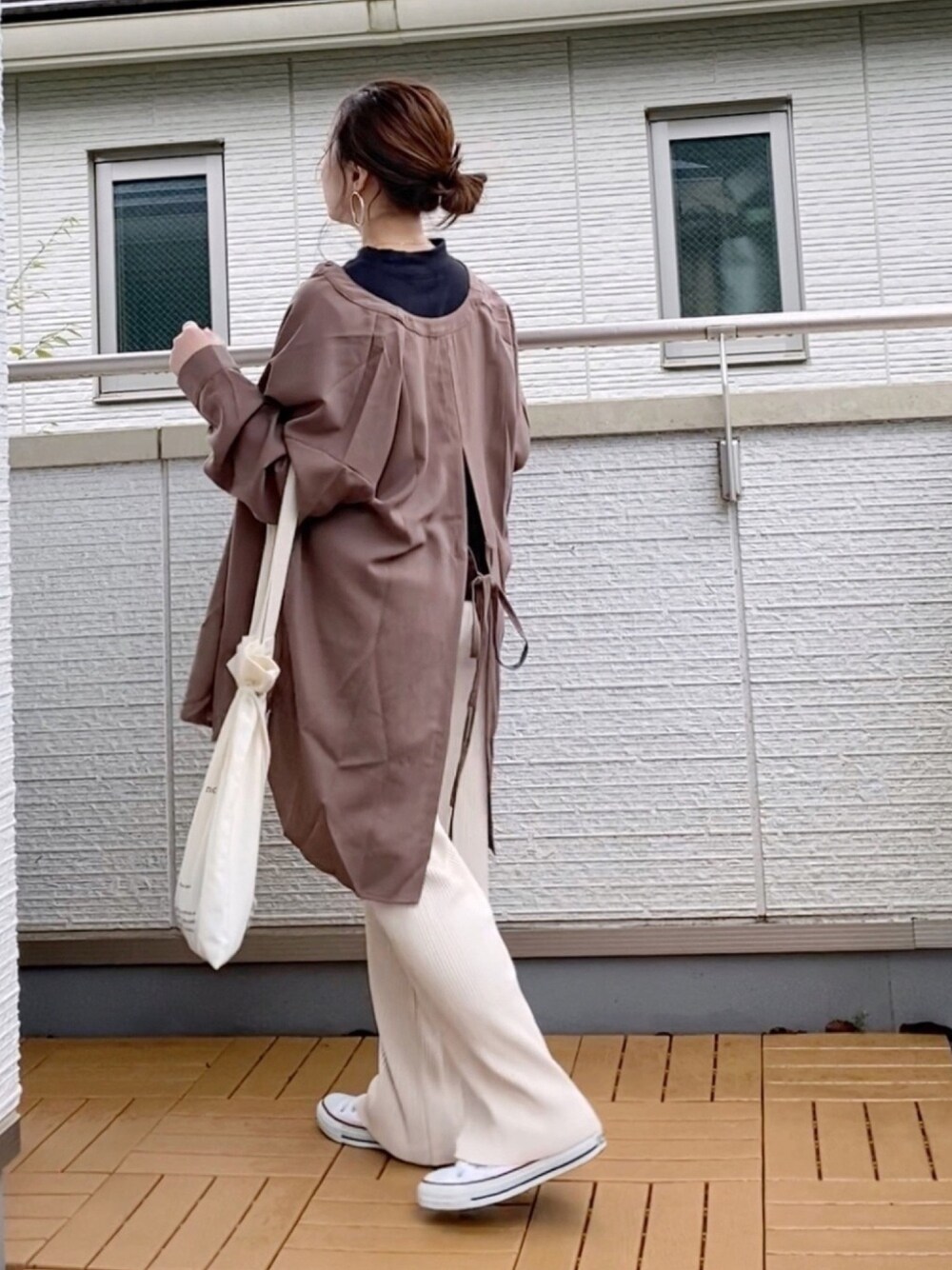 「La-gemme、ラジエム、バックリボン、ビッグシャツ、大人カジュアル、低身長、秋服準備はじめました」｜「La-gemmeのバックスリットブラウス（シャツ/ブラウス、ブラウン系）」を使った、Kay-teeeさん（レディース・150cm）の秋コーディネートの1枚目の写真