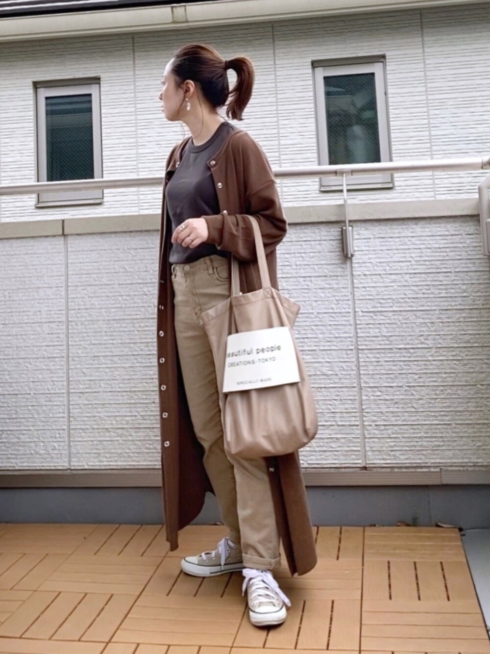 ベージュ系のその他パンツ、ブラウン系のワンピース、ベージュ系のトートバッグを着用したレディースの秋コーディネートの1枚目の写真