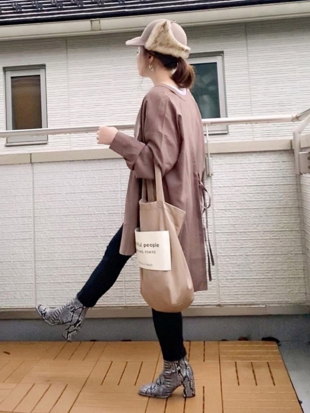 「polcadot、La-gemme、SENSEOFPLACE、フライトキャップ、パイソン柄、ショートブーツ、大人カジュアル、低身長、秋のマイ旬スタイル」｜「La-gemmeのバックスリットブラウス（シャツ/ブラウス、ブラウン系）」を使った、Kay-teeeさん（レディース・150cm）の秋コーディネートの1枚目の写真