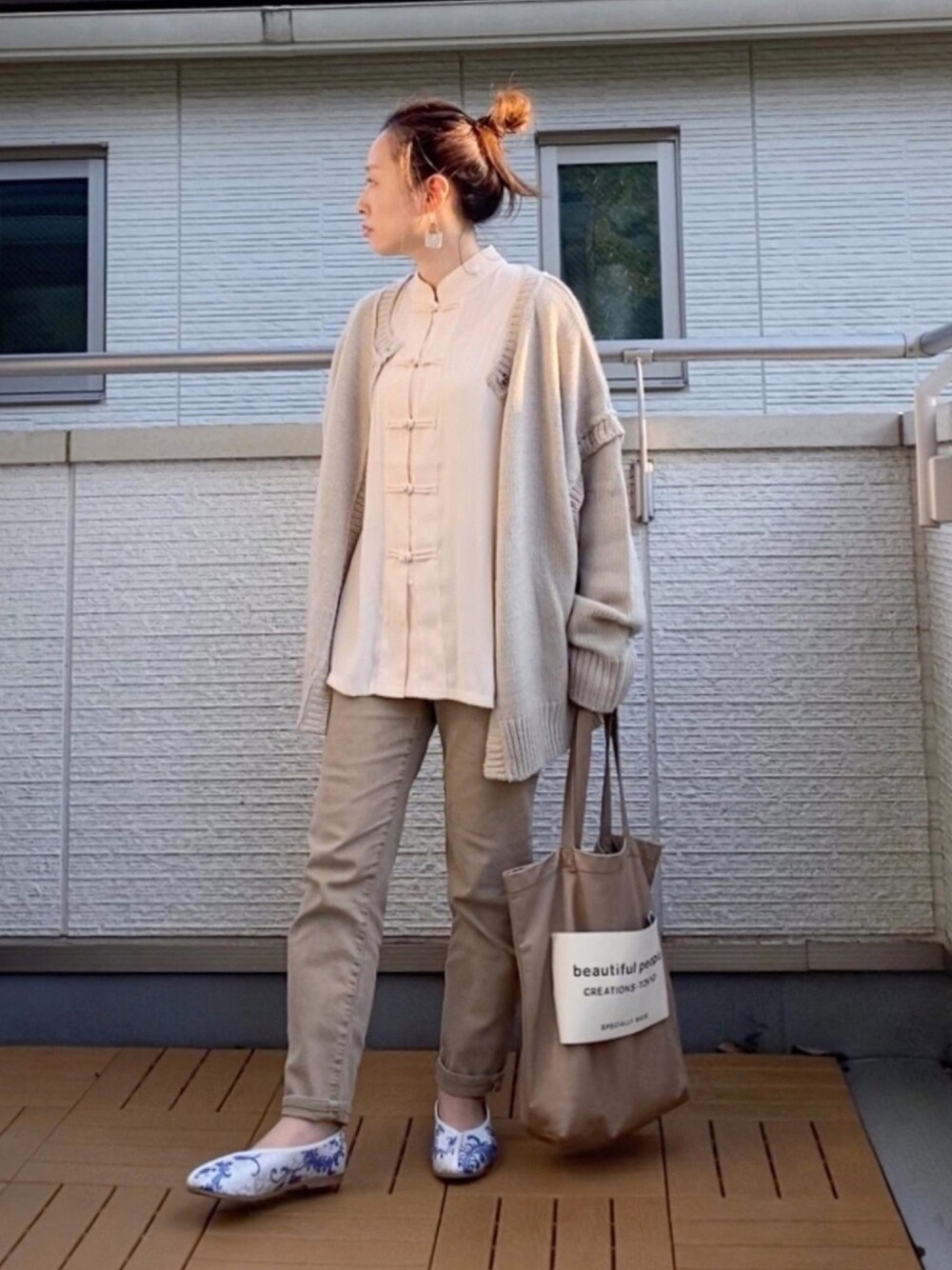 ベージュ系のカーディガン/ボレロ、ベージュ系のシャツ/ブラウス、ベージュ系のその他パンツを着用したレディースの秋コーディネートの1枚目の写真