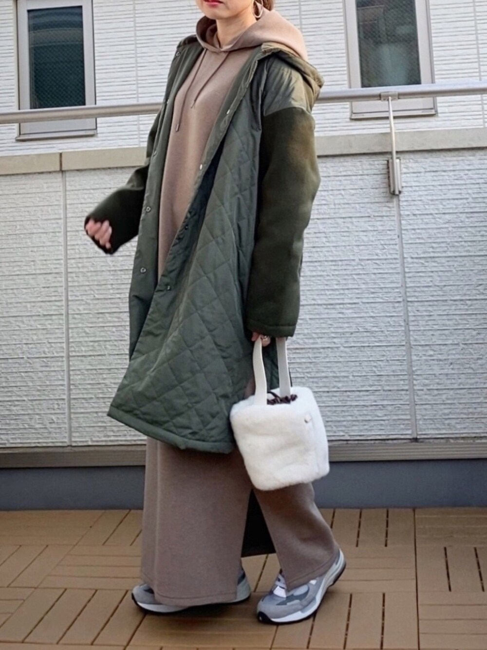 「URBAN RESEARCH、COTORICA.、sakishimatokyo、パーカーワンピース、キルティングコート、ニューバランス、ファーバッグ、大人カジュアル、低身長」｜「COTORICAの中綿キルティングコート（その他アウター、グリーン系）」を使った、Kay-teeeさん（レディース・150cm）の冬コーディネートの1枚目の写真