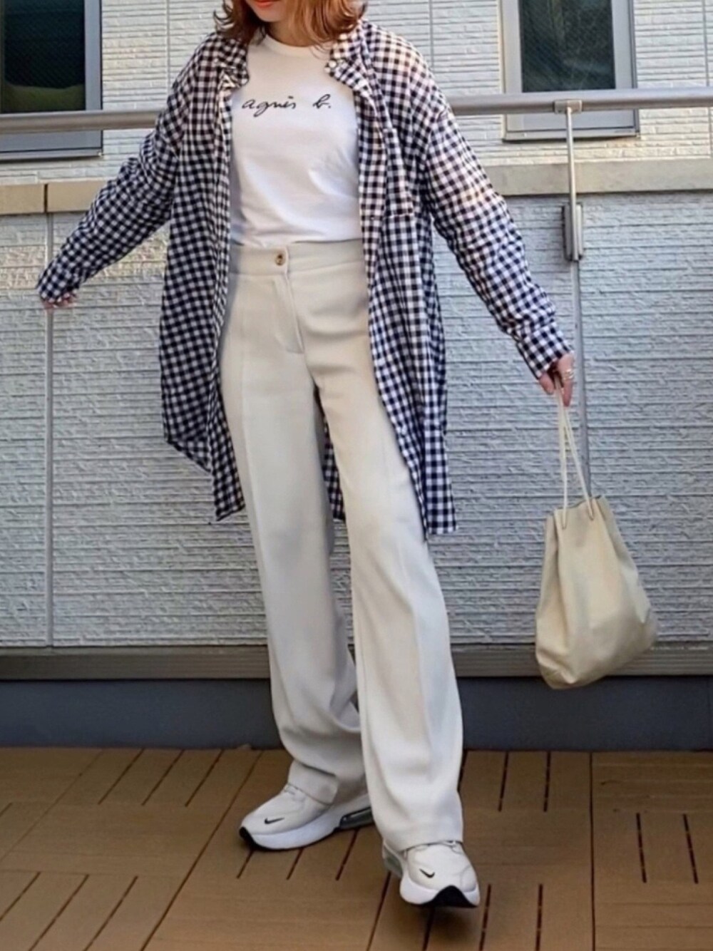 ブラック系のシャツ/ブラウス、ホワイト系のTシャツ/カットソー、ホワイト系のスラックスを着用したレディースの春コーディネートの1枚目の写真