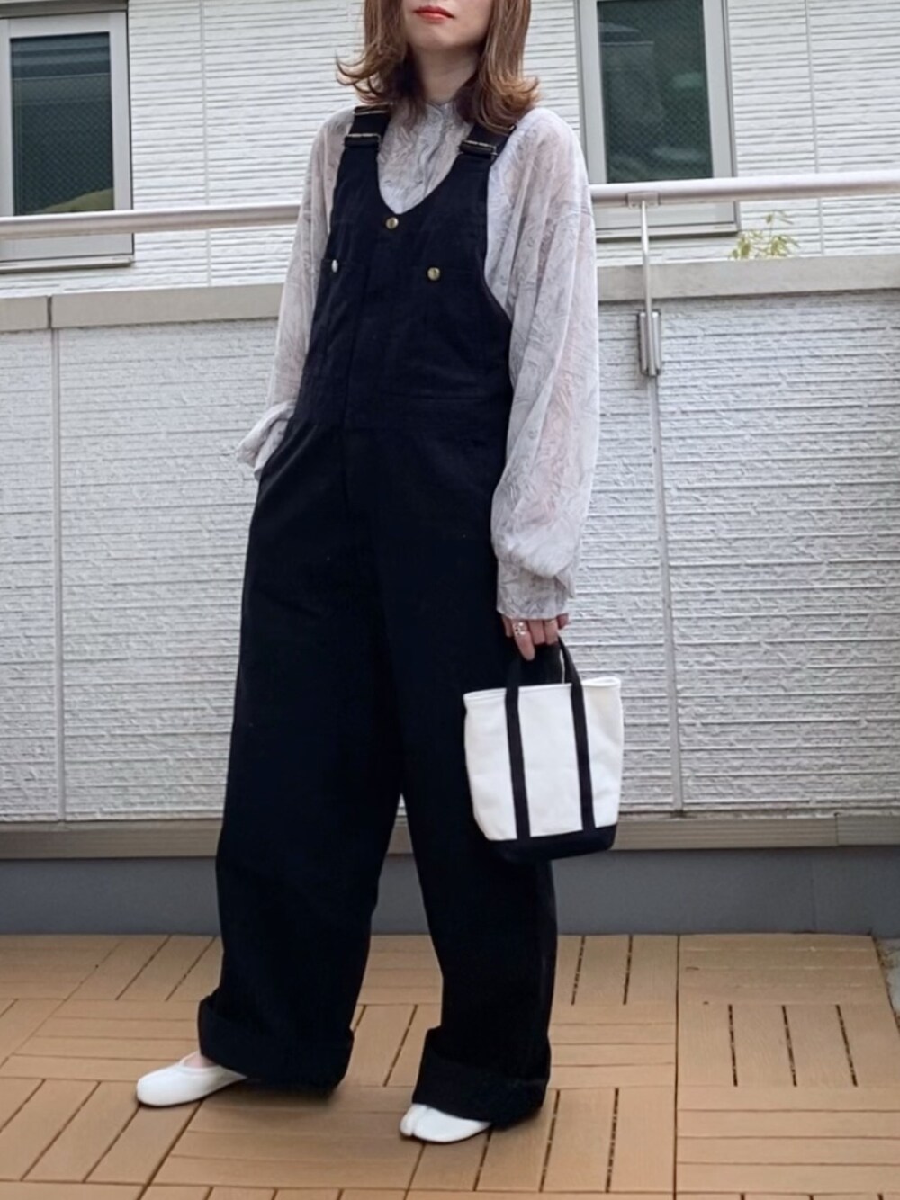 「COTORICA.、GRAMICCI、LEE、MIDWEST、オーバーオール、シアーシャツ、トートバッグ、大人カジュアル、低身長、モノトーン」｜「Gramicciの【Lee×GRAMICCI（グラミチ）】フロントジップ オーバーオール（サロペット/オーバーオール、ブラック系）」を使った、Kay-teeeさん（レディース・150cm）の春コーディネートの1枚目の写真