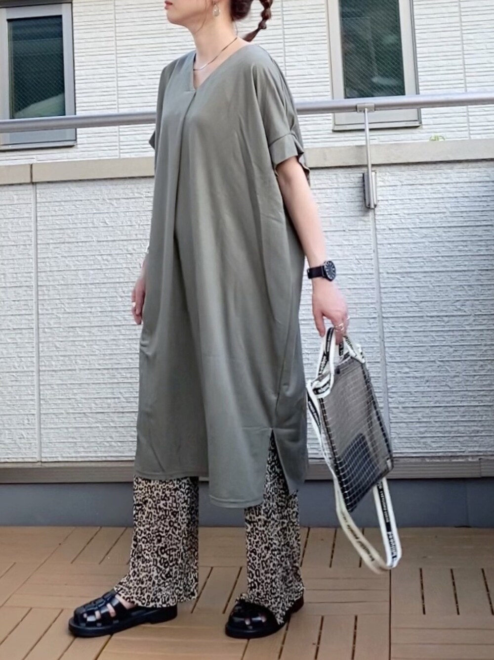 グリーン系のワンピース、ベージュ系のその他パンツ、ブラック系のショルダーバッグを着用したレディースの春コーディネートの1枚目の写真