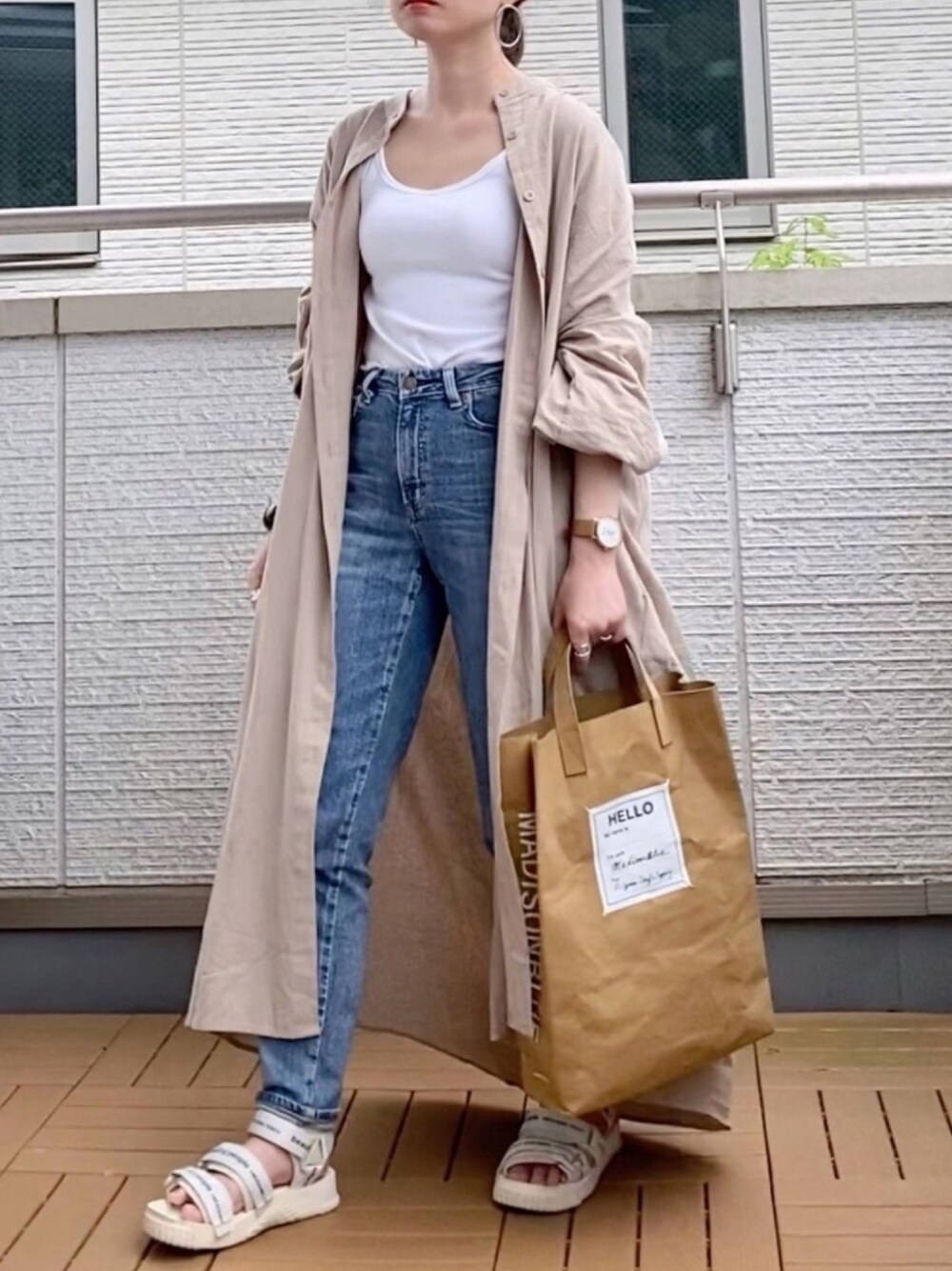 「MAISON BREEZE、シャツワンピ、デニムパンツ、スポーツサンダル、初夏コーデ、大人カジュアル、低身長」｜「MAISON BREEZEのMAISON BREEZE/ノーカラーロングシャツワンピース（シャツワンピース、ベージュ系）」を使った、Kay-teeeさん（レディース・150cm）の夏コーディネートの1枚目の写真
