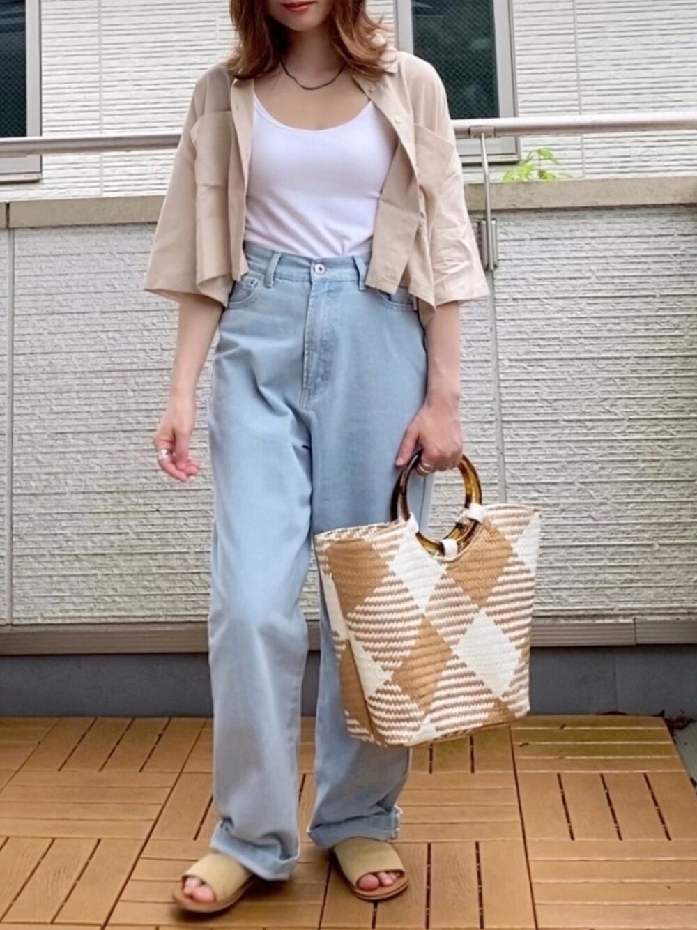 ホワイト系のシャツ/ブラウス、ブルー系のデニムパンツ、ホワイト系のトートバッグを着用したレディースの夏コーディネートの1枚目の写真