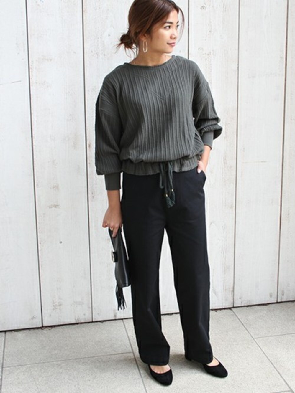 「パンツ、クラッチバッグ、冬コーデ、大人カジュアル、きれいめカジュアル、パンツスタイル、大人女子、黒パンツ、JOURNAL STANDARD relume、relume」｜「JOURNAL STANDARD relumeのジャガードリブ ドロップショルダープルオーバー#（Tシャツ/カットソー、グリーン系）」を使った、lalaさん（レディース・157cm）の冬コーディネートの1枚目の写真