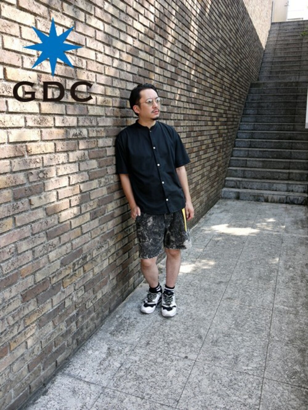 「GDC、GDCTOKYO、ケミカルデニム、ビッグシャツ、80's、鹿の子」｜「GDCのKANOKO COOLMAX SHIRT（シャツ/ブラウス、ブラック系）」を使った、GDCTOKYO-MAH-bow-さん（メンズ・171cm）の夏コーディネートの1枚目の写真