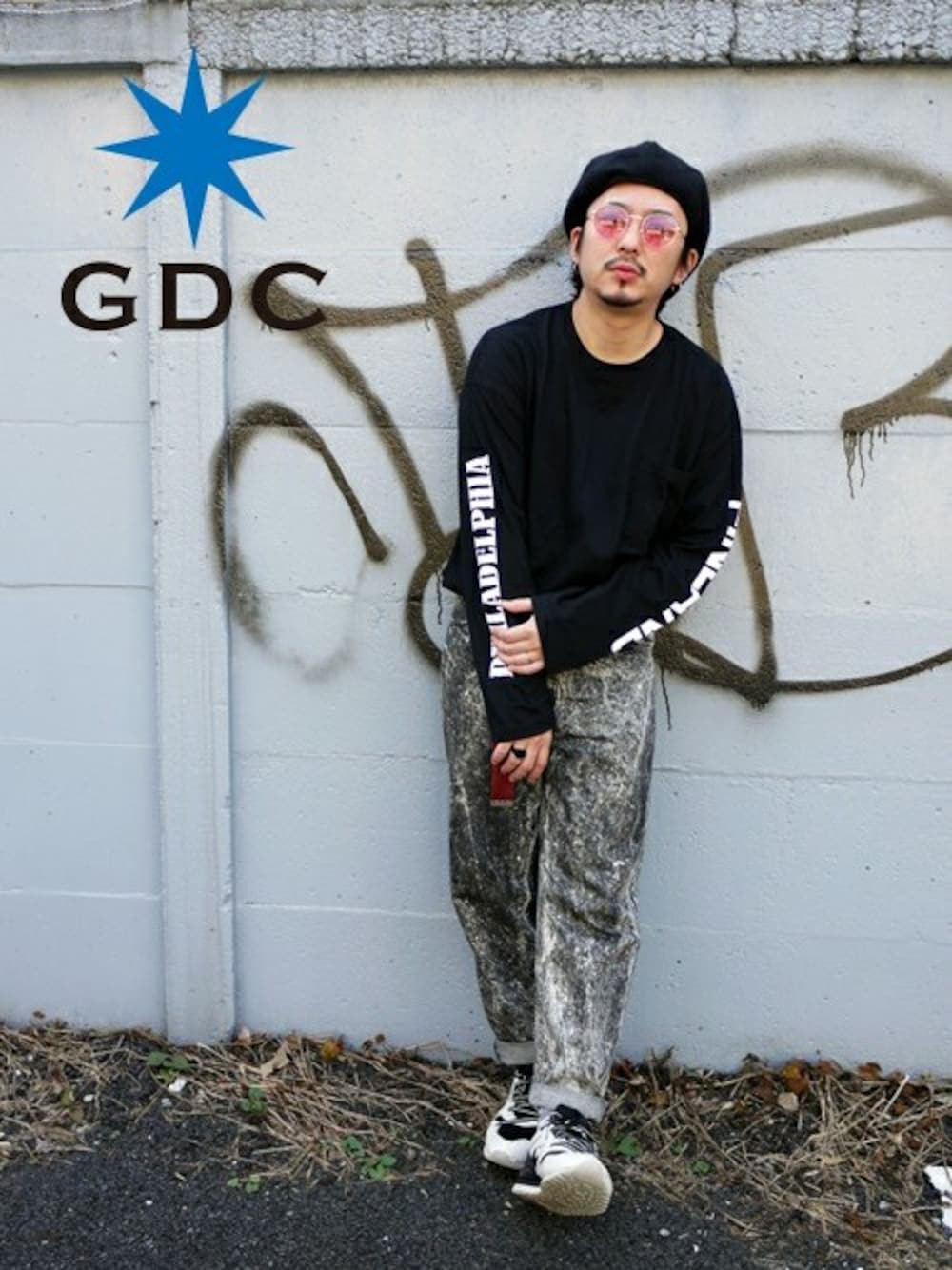 「GDC、キャスケット、GDCTOKYO、ケミカルデニム、ロングTシャツ、袖プリント、GDC × CA4LA」｜「GDCの【CA4LAxGDCコラボ】CASQUETTE-B（キャスケット、ブラック系）」を使った、GDCTOKYO-MAH-bow-さん（メンズ・171cm）の秋コーディネートの1枚目の写真