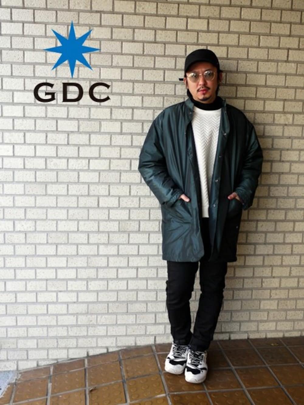 「アウター、GDC、GDCTOKYO、ベンチコート、GDC × CA4LA」｜「GDCのSUNGLASSES－C（サングラス、グリーン系）」を使った、GDCTOKYO-MAH-bow-さん（メンズ・171cm）の冬コーディネートの1枚目の写真