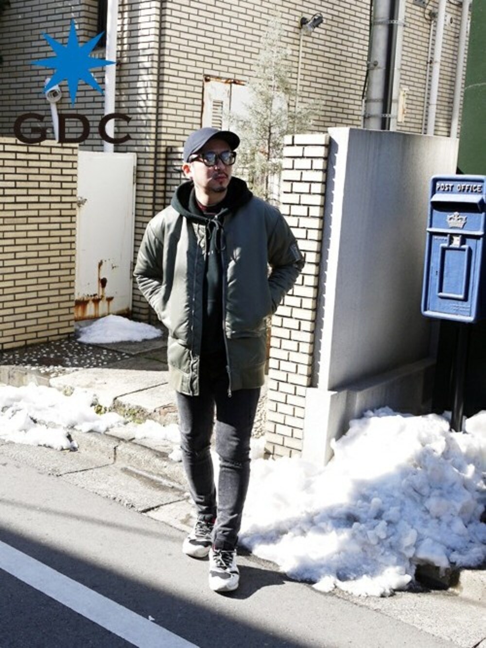 「GDC、MA-1、CAP、CA4LA、サングラス、GDCTOKYO」｜「GDCの【CA4LAxGDC】PANEL CAP-A（キャップ、ブラック系）」を使った、GDCTOKYO-MAH-bow-さん（メンズ・171cm）の冬コーディネートの1枚目の写真
