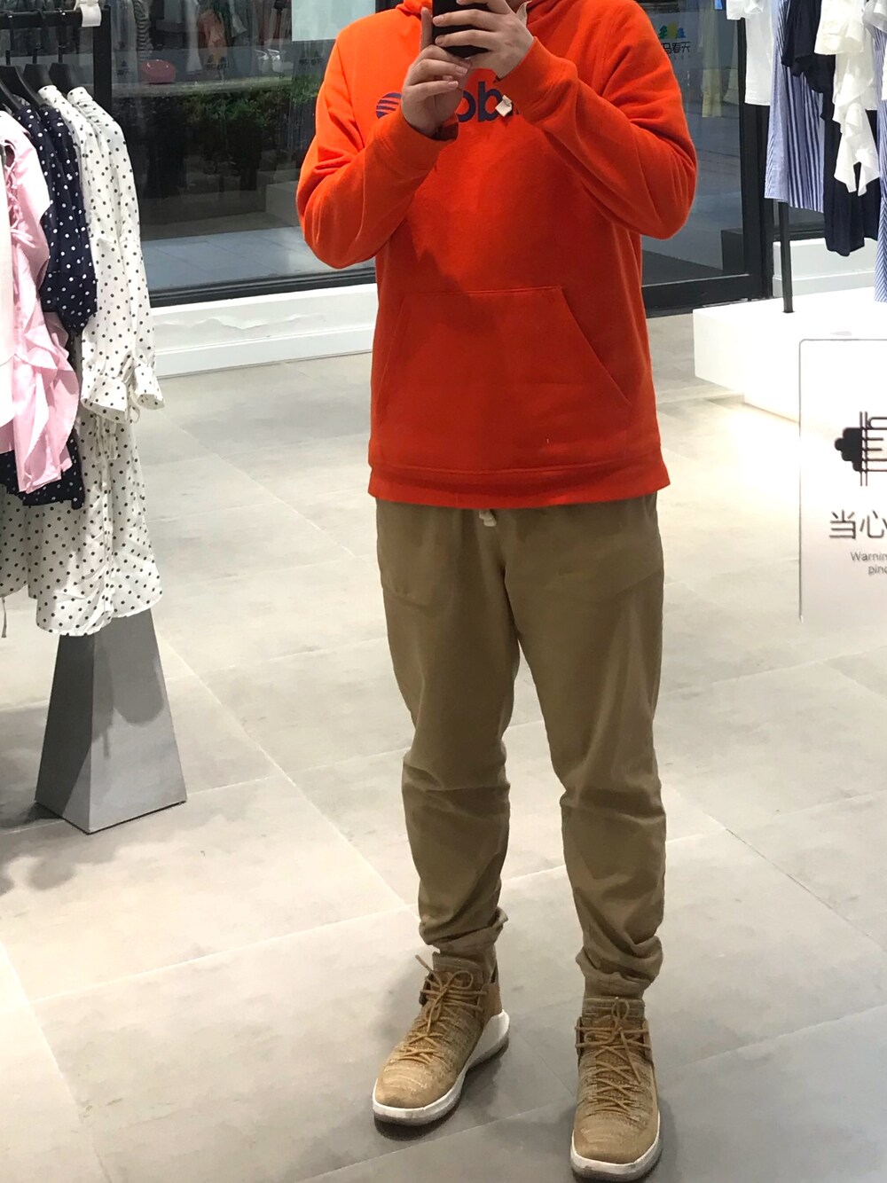 「Championのアイテム（チノパンツ、ベージュ系）」を使った、李逸辰是Virgo男丶さん（メンズ・175cm）の春コーディネートの1枚目の写真
