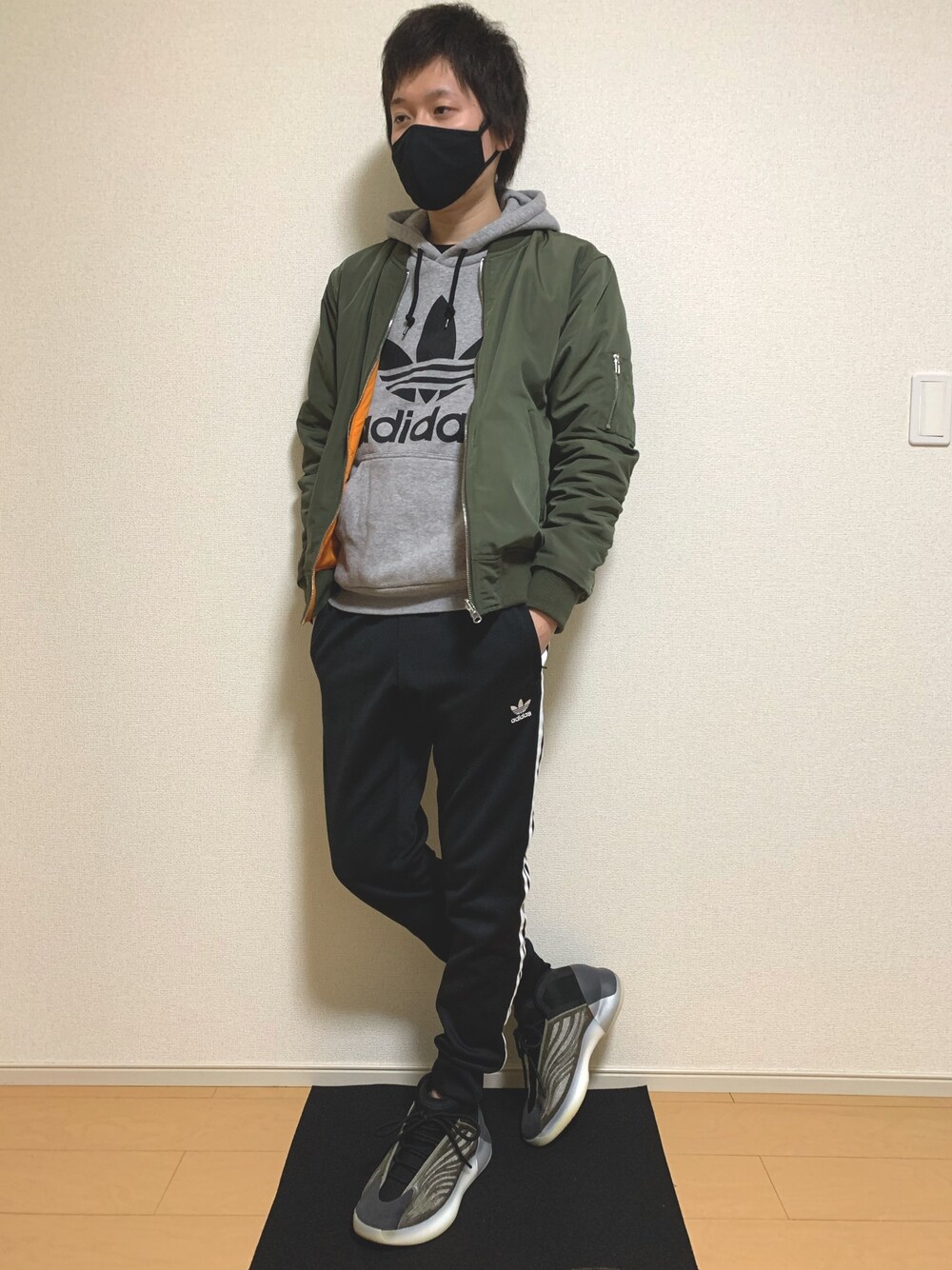 「私の推しブランド、休日スタイル、ストリートコーデ、パーカー、トラックパンツ、MA-1、adidas、休日コーデ、スニーカー、yeezy」｜「URBAN RESEARCHのアイテム（MA-1、グリーン系）」を使った、maaさん（メンズ・173cm）の冬コーディネートの1枚目の写真