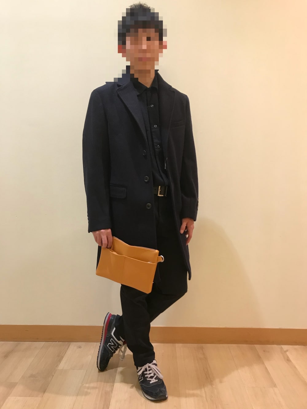 「キレイめ、冬、ワントーンコーデ、お洒落さんとつながりたい、オトナカジュアル、ブラック、コート、シンプルコーデ、大人コーデ、オールブラック」｜「Levi'sのアイテム（デニムパンツ、ブラック系）」を使った、わたあめさん（メンズ・170cm）の冬コーディネートの1枚目の写真