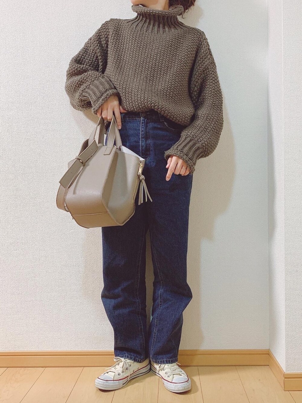「ニット、ニットコーデ、ハイネックニット、チャンキーニット、デニム、冬コーデ、大人コーデ、スニーカー、カジュアルコーデ」｜「BLUEEASTのハイネックタートルざっくり編みローゲージニット（ニット/セーター、グレー系）」を使った、takamiさん（レディース・159cm）の冬コーディネートの1枚目の写真