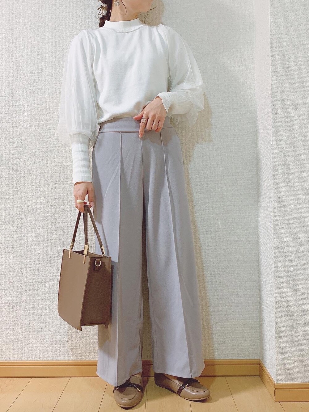 「カジュアル、fifth、チュール、ワイドパンツ、春コーデ、センタープレス、春カラー、ootd、淡色コーデ」｜「fifthのチュールボリュームスリーブプルオーバー（ニット/セーター、ホワイト系）」を使った、takamiさん（レディース・159cm）の春コーディネートの1枚目の写真