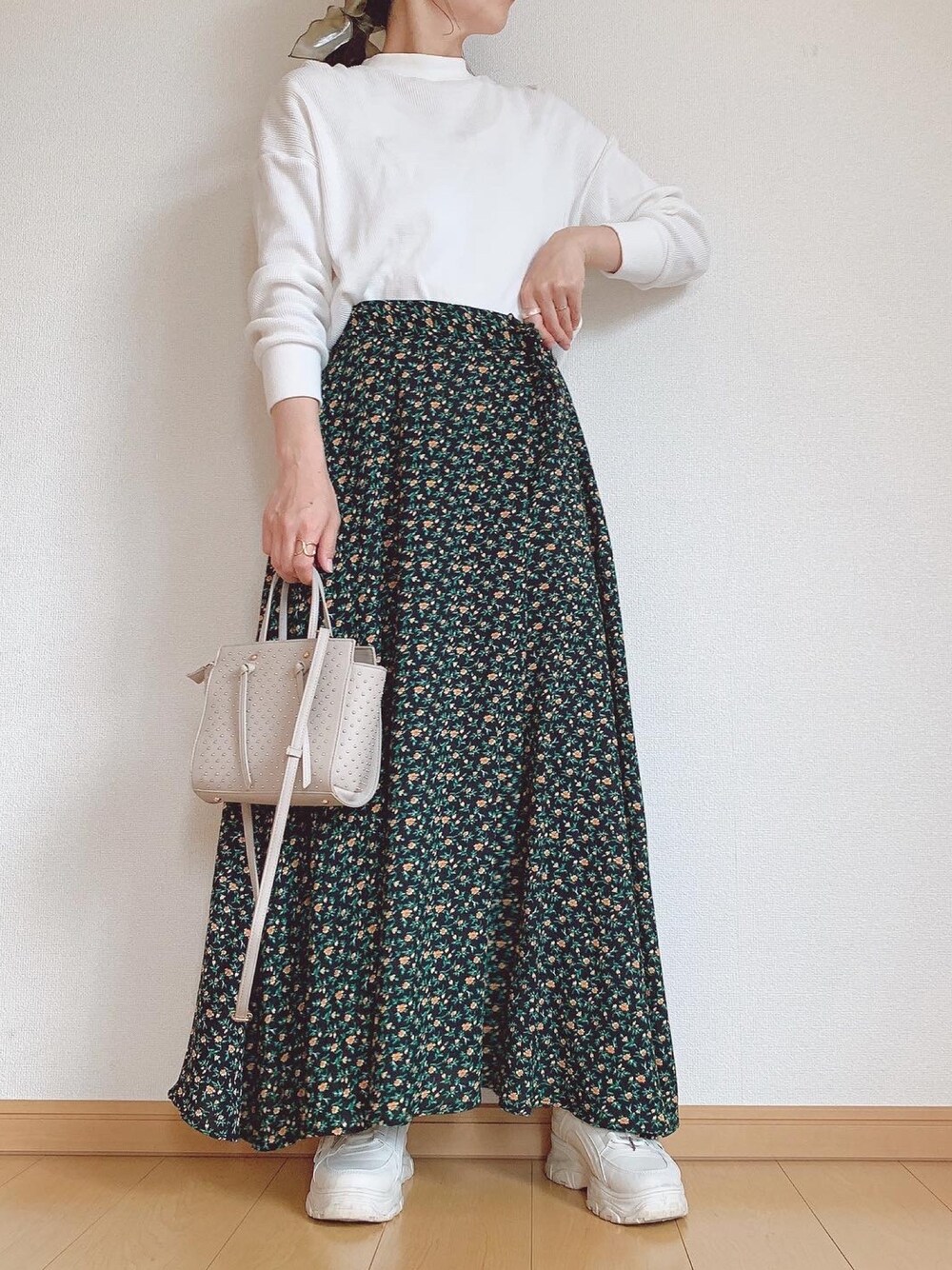 「これが私をアゲる服、ダッドスニーカー、花柄スカート、ワッフル、シンプルコーデ、初夏コーデ、ootd、スカート、ママコーデ」｜「zootieのワッフルカットソー テールヘム サイドスリット プルオーバー（Tシャツ/カットソー、ホワイト系）」を使った、takamiさん（レディース・159cm）の春コーディネートの1枚目の写真
