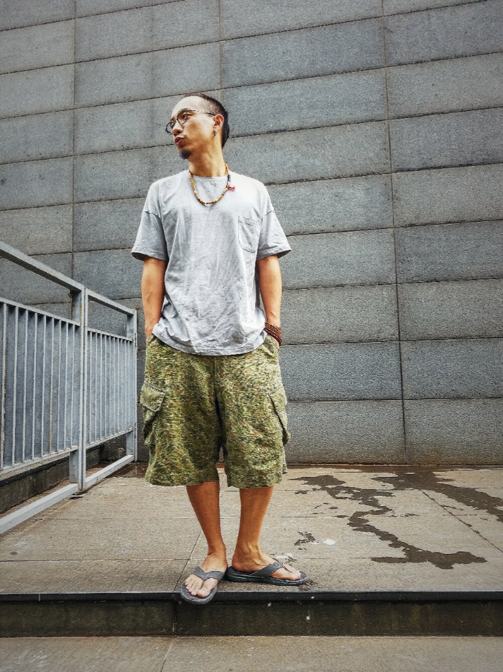 「DRのアイテム（Tシャツ/カットソー、グレー系）」を使った、格子乱七八糟さん（メンズ・173cm）の夏コーディネートの1枚目の写真