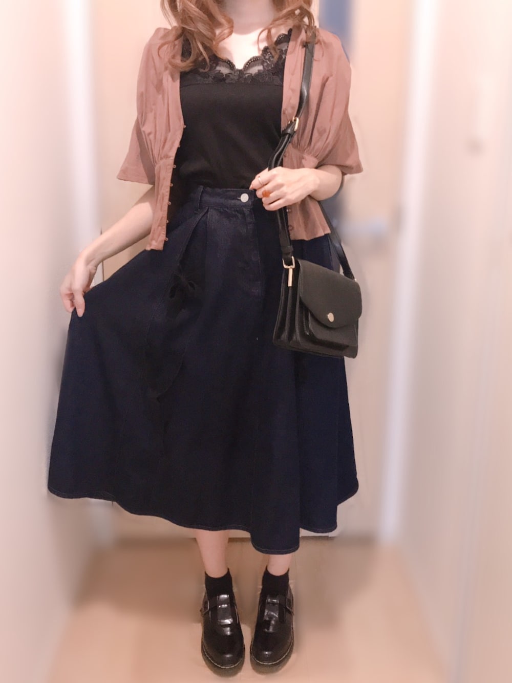 「ブラウス、ブラウス×デニム、デニムスカート、merry jenny、w closet、変形トップス、ehka sopo」｜「w closetの肩タック前ボタンフレア袖ブラウス（シャツ/ブラウス、ブラウン系）」を使った、かりそめさん（レディース・163cm）の秋コーディネートの1枚目の写真