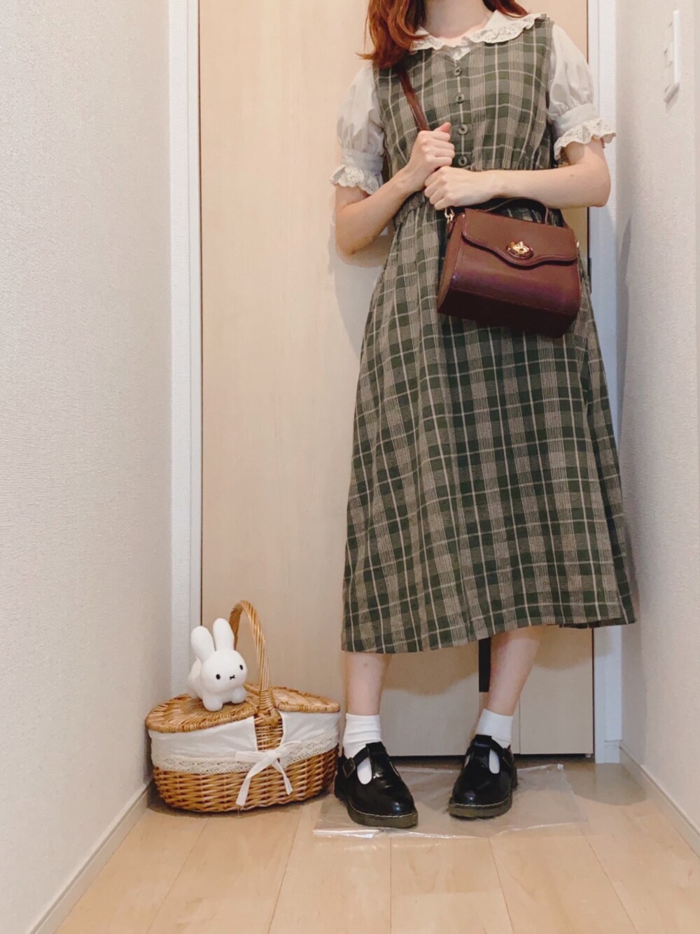 「チェック、ノースリーブワンピース、ビッグカラー、秋カラー、ベージュ、グリーン、レトロ、ehka sopo、OLIVE des OLIVE、ガーリー」｜「continuer de NICE CLAUPのアイテム（シャツ/ブラウス、ベージュ系）」を使った、かりそめさん（レディース・163cm）の夏コーディネートの1枚目の写真