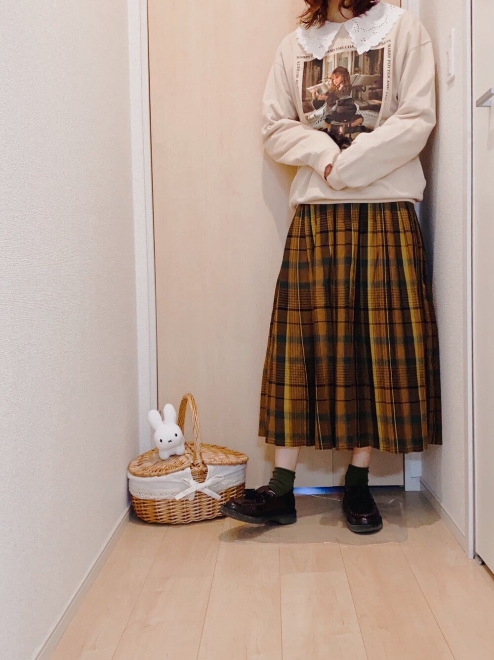 「カジュアル、ガーリー、ビッグカラー、スウェット、プリーツスカート、チェックスカート、ehka sopo、merry jenny、Samansa Mos2」｜「ehka sopoのカットワークレース衿ブラウス（シャツ/ブラウス、ホワイト系）」を使った、かりそめさん（レディース・163cm）の秋コーディネートの1枚目の写真