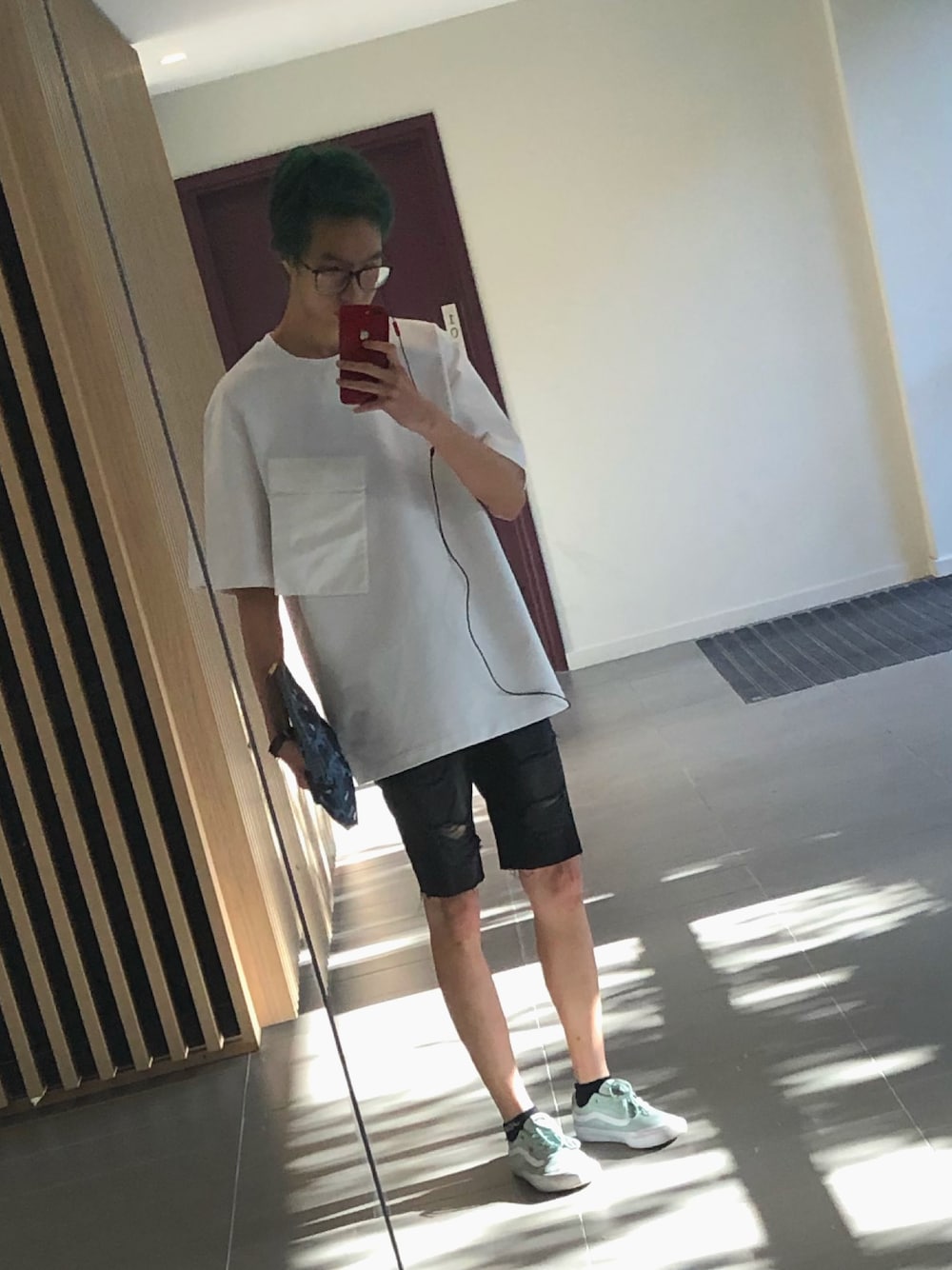「summer、boy、newyear」｜「COSのアイテム（Tシャツ/カットソー、ホワイト系）」を使った、megaRandyさん（メンズ・178cm）の冬コーディネートの1枚目の写真