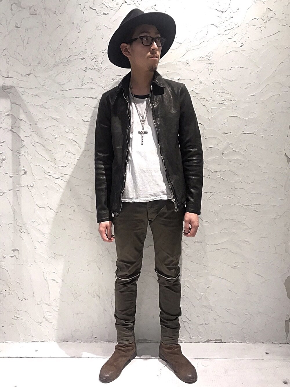 「バックラッシュ、backlash、ISAMU KATAYAMA BACKLASH、OURET、THELASTCONSPIRACY、ビーセカンド、B2nd、GoodArtHLYWD、レザージャケット、ハット」｜「ISAMU KATAYAMA BACKLASHのアイテム（ハット、ブラック系）」を使った、上ノ山 寛瑛さん（メンズ・172cm）の夏コーディネートの1枚目の写真