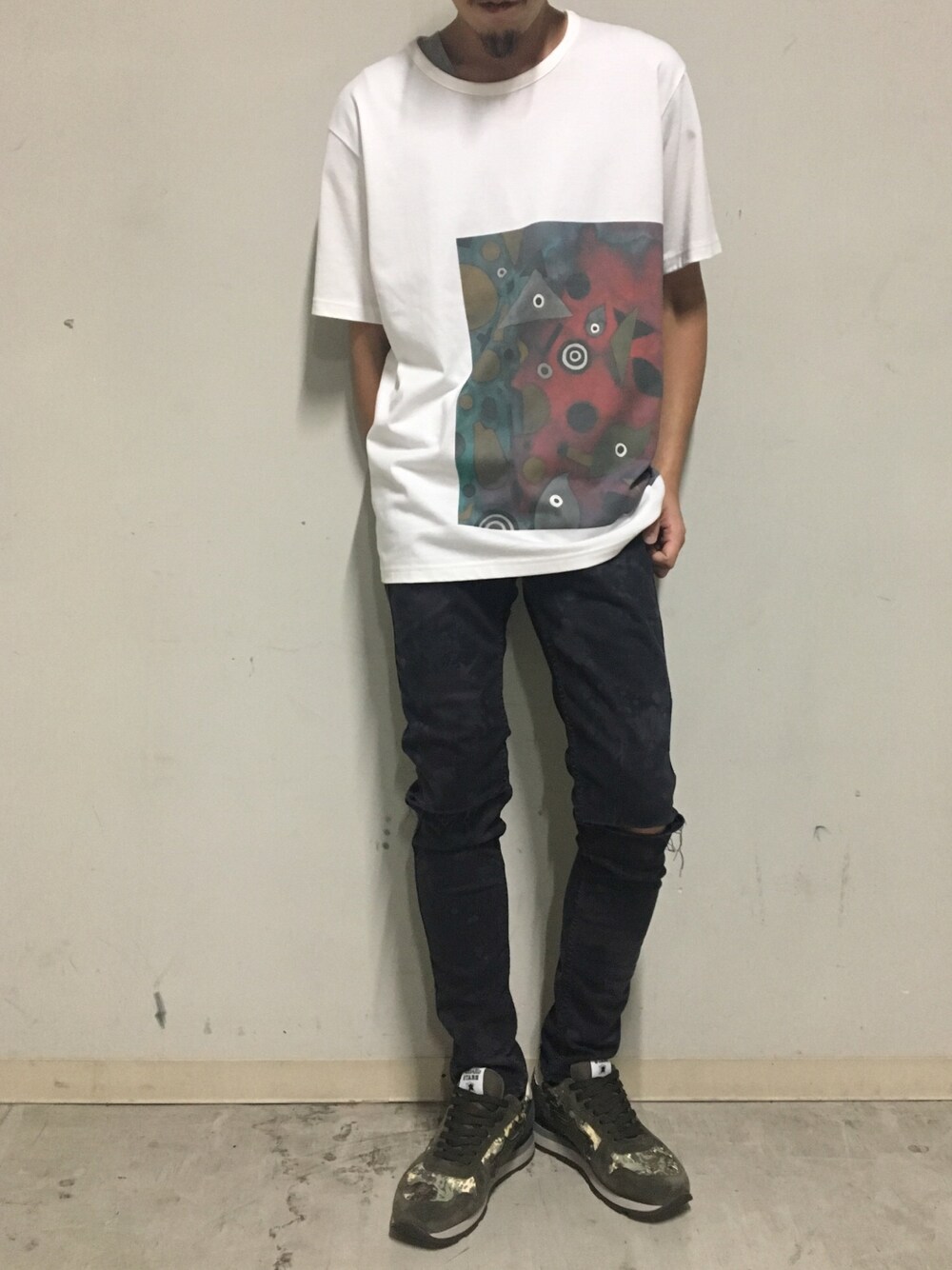 「ビーセカンド、B2nd、アトランティックスターズ、Atlantic STARS、オーレット、OURET、JIMMY TAVERNITI、tavernity so jeans、スニーカー、スニーカーコーデ」｜「OURETのOURET（オーレット）ｹﾓﾉﾌﾟﾘﾝﾄTｶｵ（Tシャツ/カットソー、ホワイト系）」を使った、上ノ山 寛瑛さん（メンズ・172cm）の秋コーディネートの1枚目の写真