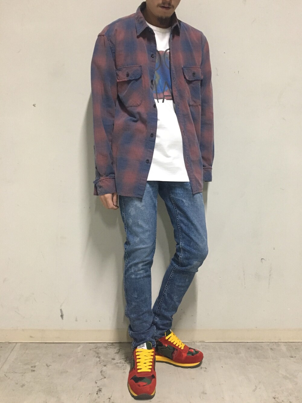 「ビーセカンド、B2nd、アトランティックスターズ、Atlantic STARS、JIMMY TAVERNITI、tavernity so jeans、オーレット、OURET、スニーカー、デニム」｜「JIMMY TAVERNITIのTAVERNITI SO JEANS（タヴァ二ティ ソー ジーンズ）ｲﾝﾃﾞｨｺﾞｵﾝﾌﾞﾚｰｼｬﾂ（シャツ/ブラウス、レッド系）」を使った、上ノ山 寛瑛さん（メンズ・172cm）の秋コーディネートの1枚目の写真