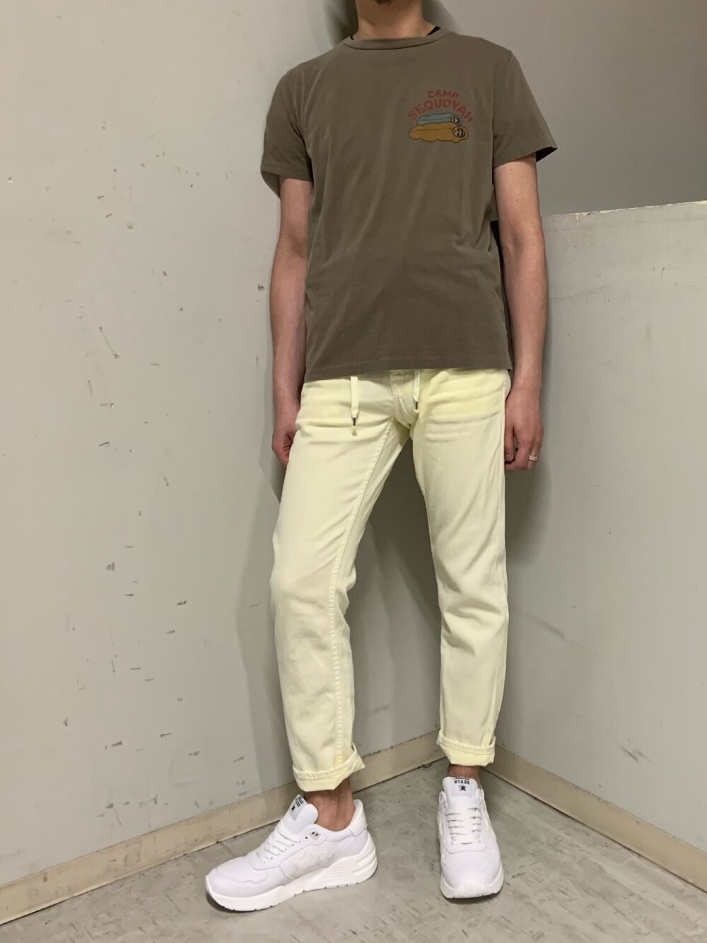 「ビーセカンド、B2nd、アトランティックスターズ、Atlantic STARS、レミレリーフ、REMI RELIEF、ヤヌーク、YANUK、スニーカー、スニーカーコーデ」｜「REMI RELIEFのREMI RELIEF（レミレリーフ）SP加工T CAMP SEQUOYAH（Tシャツ/カットソー、グリーン系）」を使った、上ノ山 寛瑛さん（メンズ・172cm）の春コーディネートの1枚目の写真