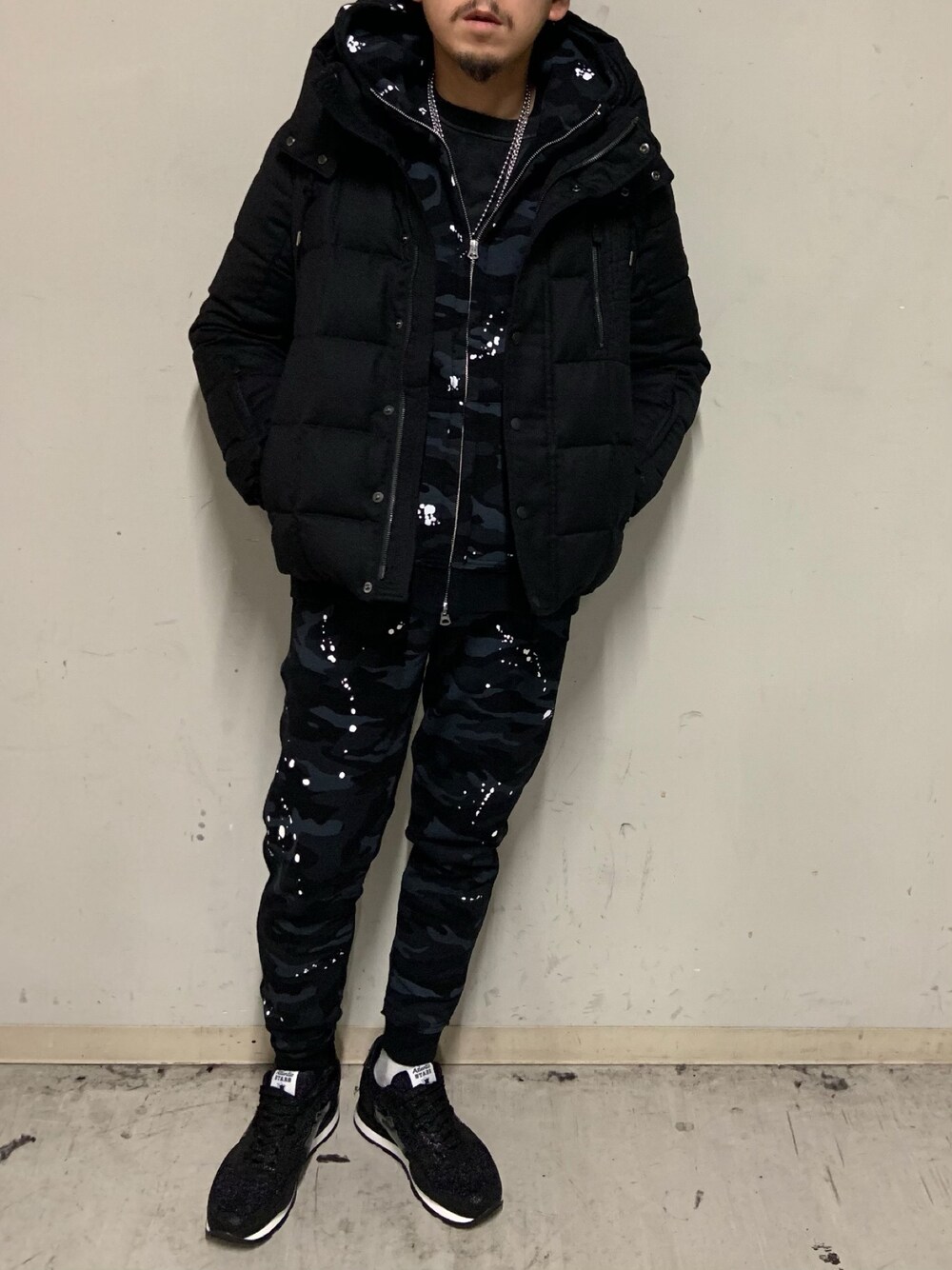 「ビーセカンド、B2nd、アトランティックスターズ、Atlantic STARS、タトラス、TATRAS、JIMMY TAVERNITI、tavernity so jeans、スニーカー、ダウンジャケット」｜「TATRASのTATRAS（タトラス）別注ダウンブルゾン/DIS（ダウンジャケット/コート、ブラック系）」を使った、上ノ山 寛瑛さん（メンズ・172cm）の秋コーディネートの1枚目の写真