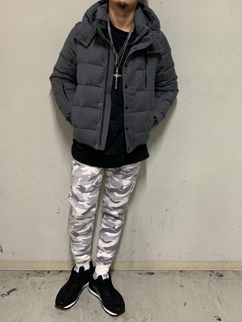 「タトラス、TATRAS、ビーセカンド、B2nd、JIMMY TAVERNITI、tavernity so jeans、アトランティックスターズ、Atlantic STARS、ダウンジャケット、スニーカー」｜「TATRASのTATRAS（タトラス）別注ダウンブルゾン/DIS（ダウンジャケット/コート、グレー系）」を使った、上ノ山 寛瑛さん（メンズ・172cm）の秋コーディネートの1枚目の写真